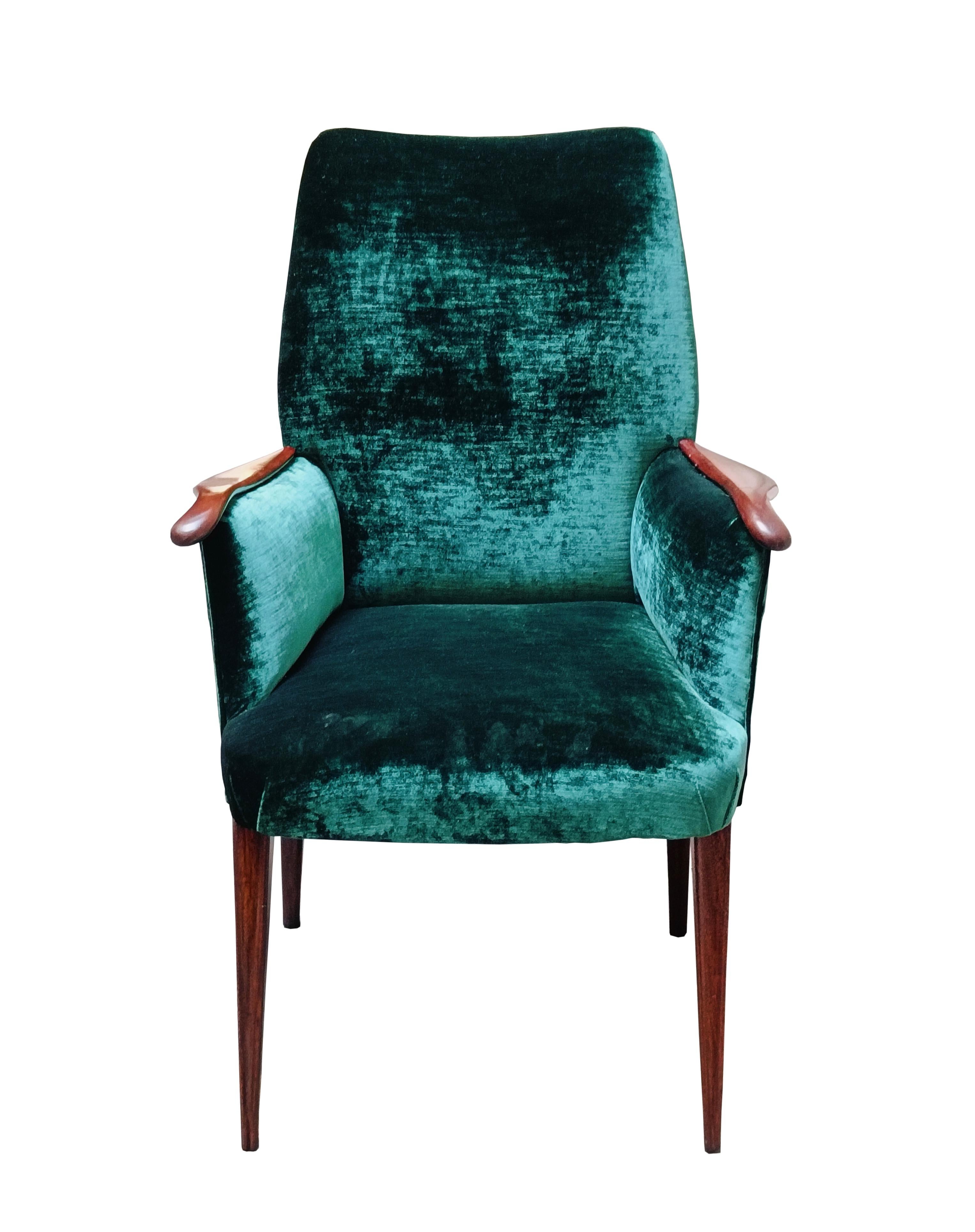 Fauteuil élégant en bois de style Osvaldo Borsani et  Tissu vert, Italie 1960 en vente 1