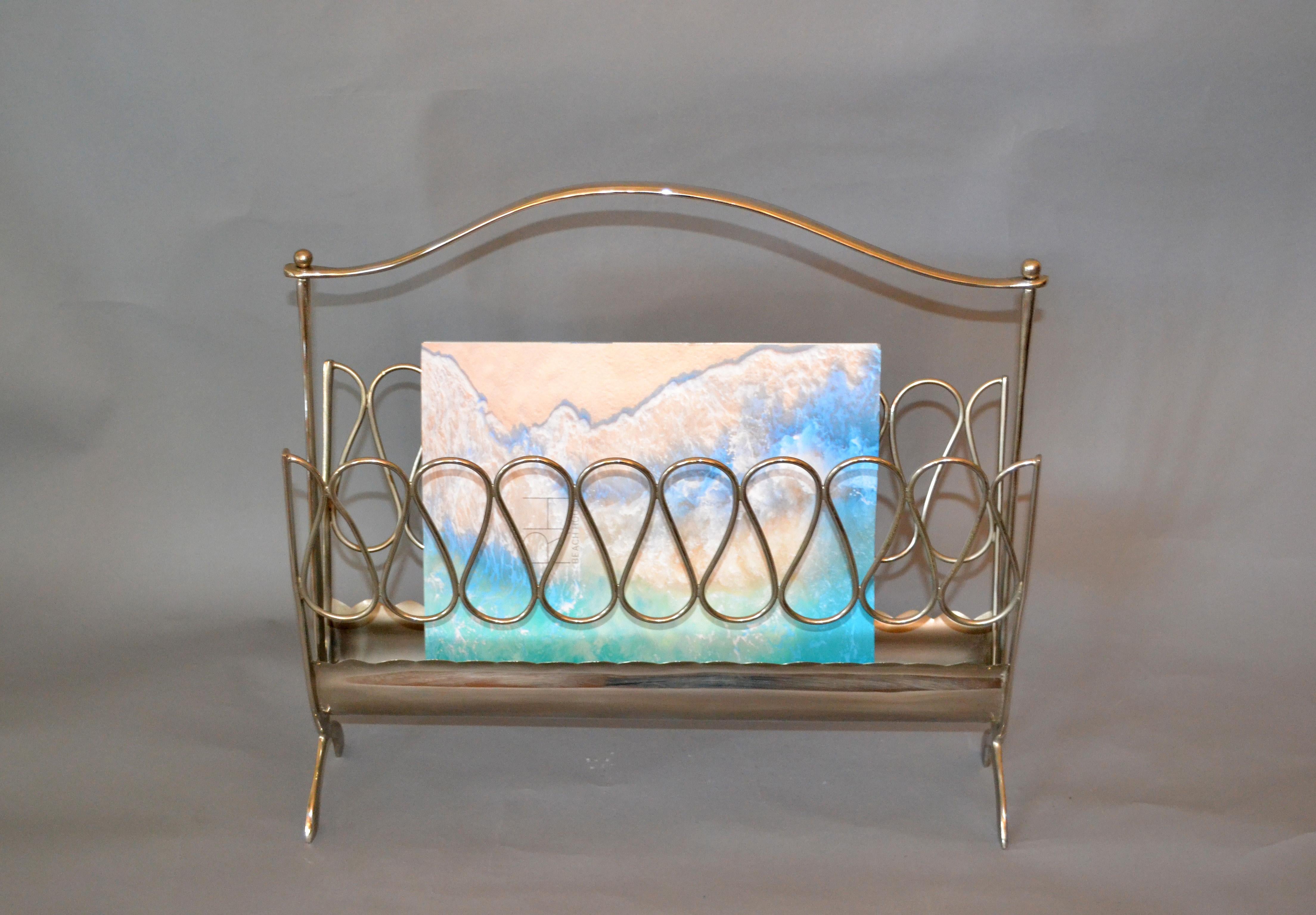 Osvaldo Borsani style Mid-Century Modern scrolled stainless steel and metal magazine rack.
Beautiful and timeless design.

A-905-335