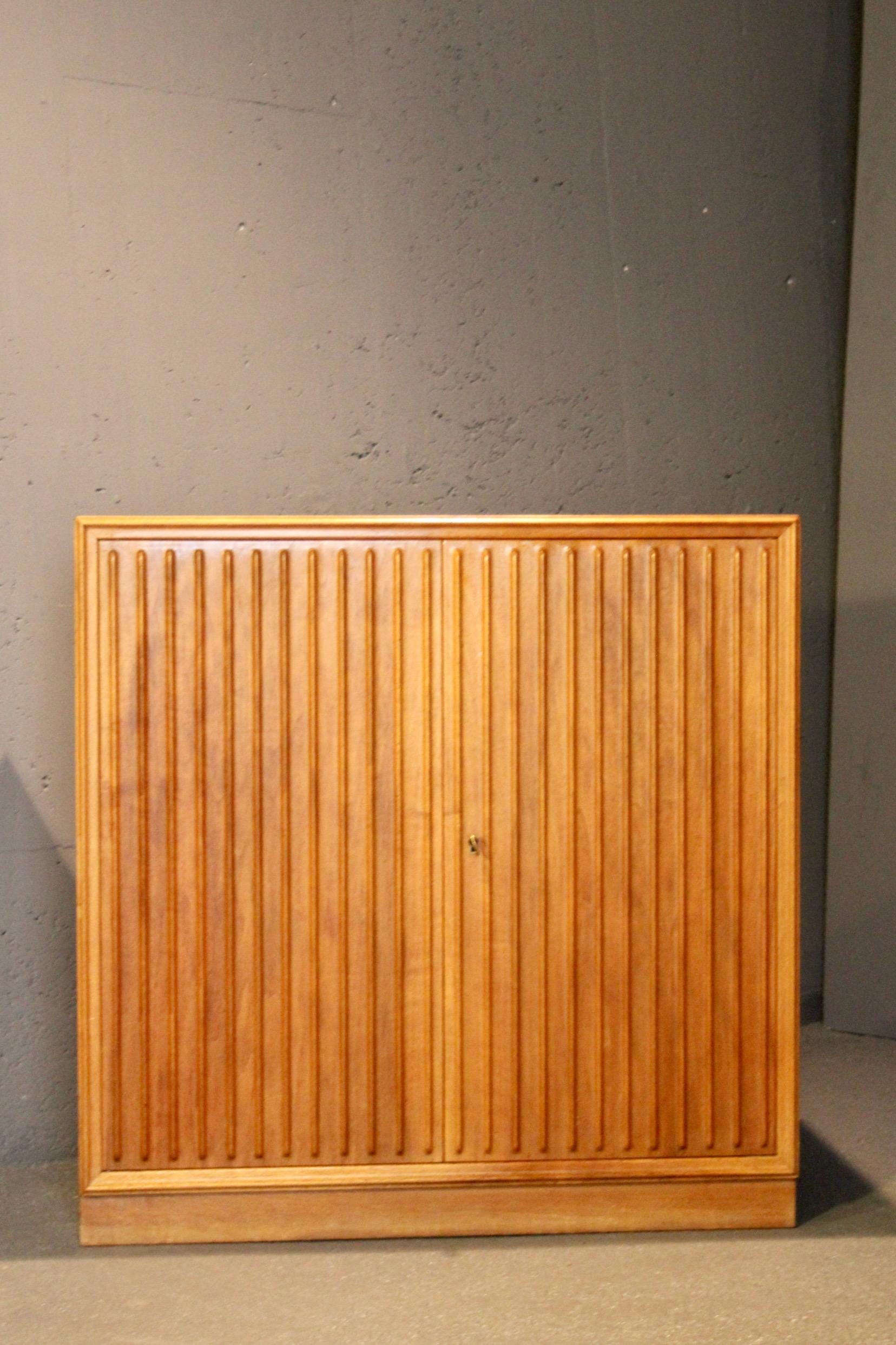 Osvaldo Borsani style wood buffet In Good Condition For Sale In grand Lancy, CH