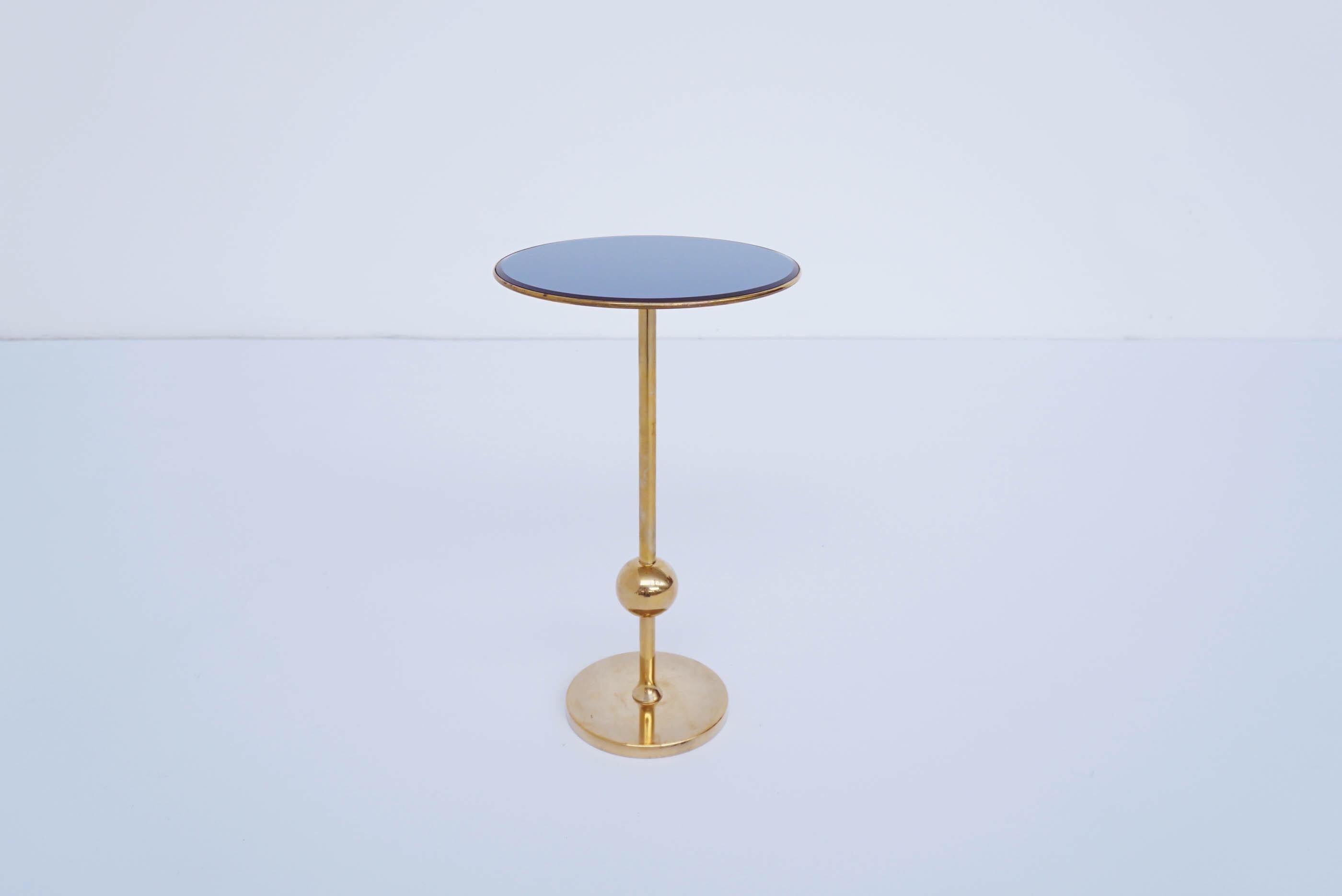 Rare iconic side table designed by Osvaldo Borsani and made by the Atelier Borsani Varedo.
Casting brass with elegant top in blu mirrored glass, a jewel for the home.