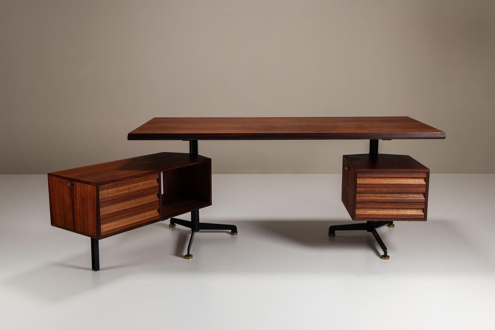 Synthèse d'un design rationaliste et d'une élégance fonctionnelle, le bureau T95 d'Osvaldo Borsani capture l'essence du modernisme italien d'après-guerre. Produit par Tecno dans les années 1950, ce bureau incarne la clarté architecturale et la