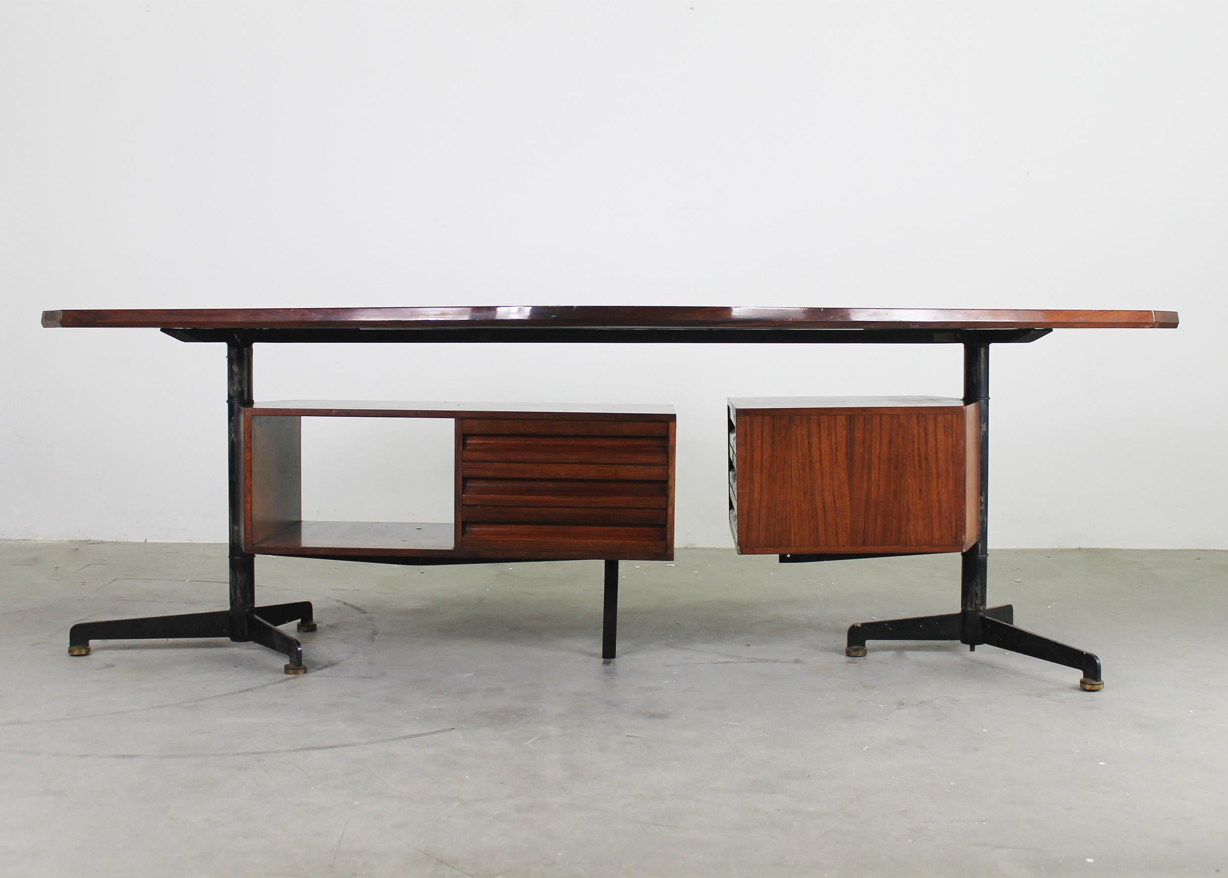 Boomerang T96 executive desk in wood, lacquered metal, and brass details. 
Designed by Osvaldo Borsani in 1956 for the ENI building offices in San Donato Milanese (Italy) and produced by Tecno in the same period.

The peculiar shape of this desk