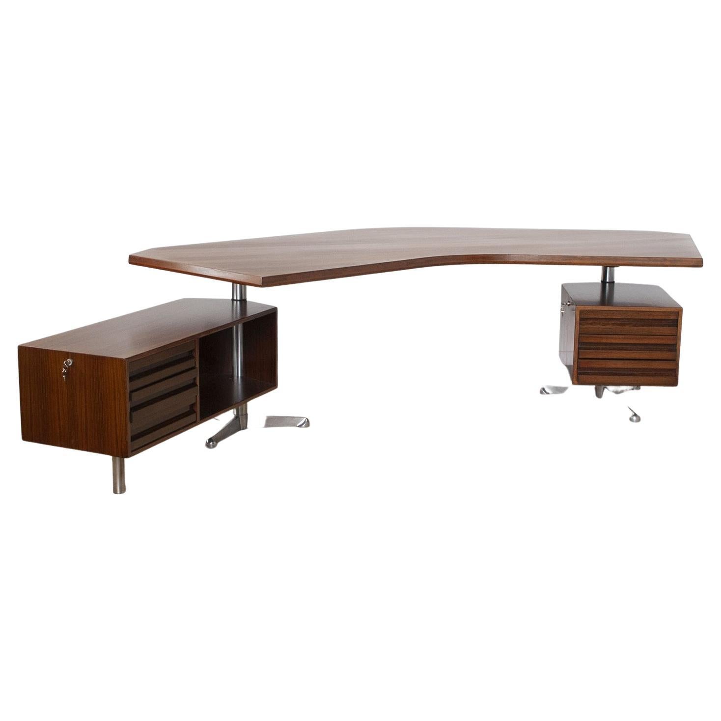 Certainly an icon of the 20th century, this desk mod. T96 designed by an equally iconic Italian designer Osvaldo Borsani for Tecno.
Drawer measurements: W 107 D 42 H 54 cm – W 55 D 42 H 53 cm


Founder with his brother Fulgenzio of Tecno,