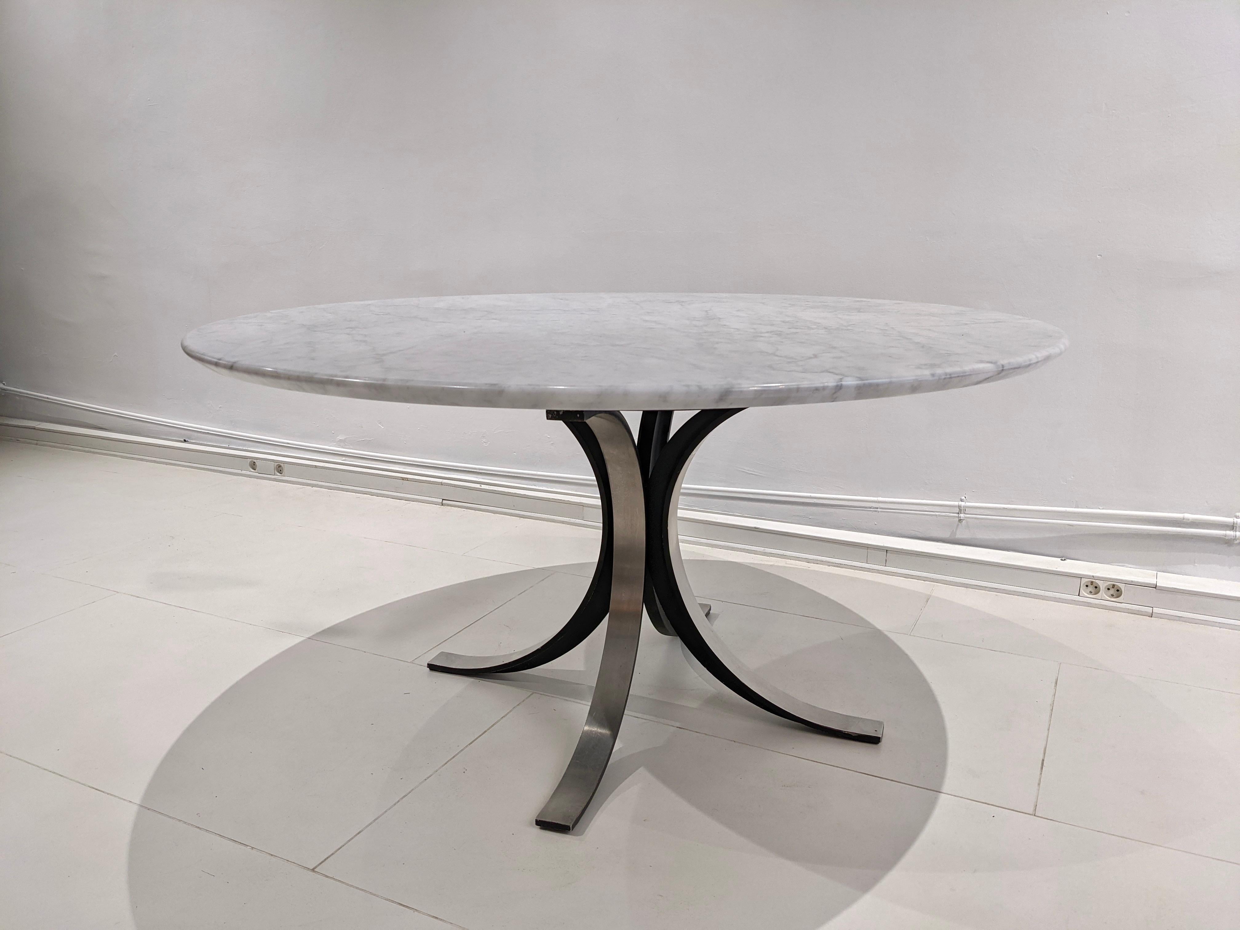 Osvaldo Borsani table for Tecno in white carrara marble. 1960s. Very good condition.