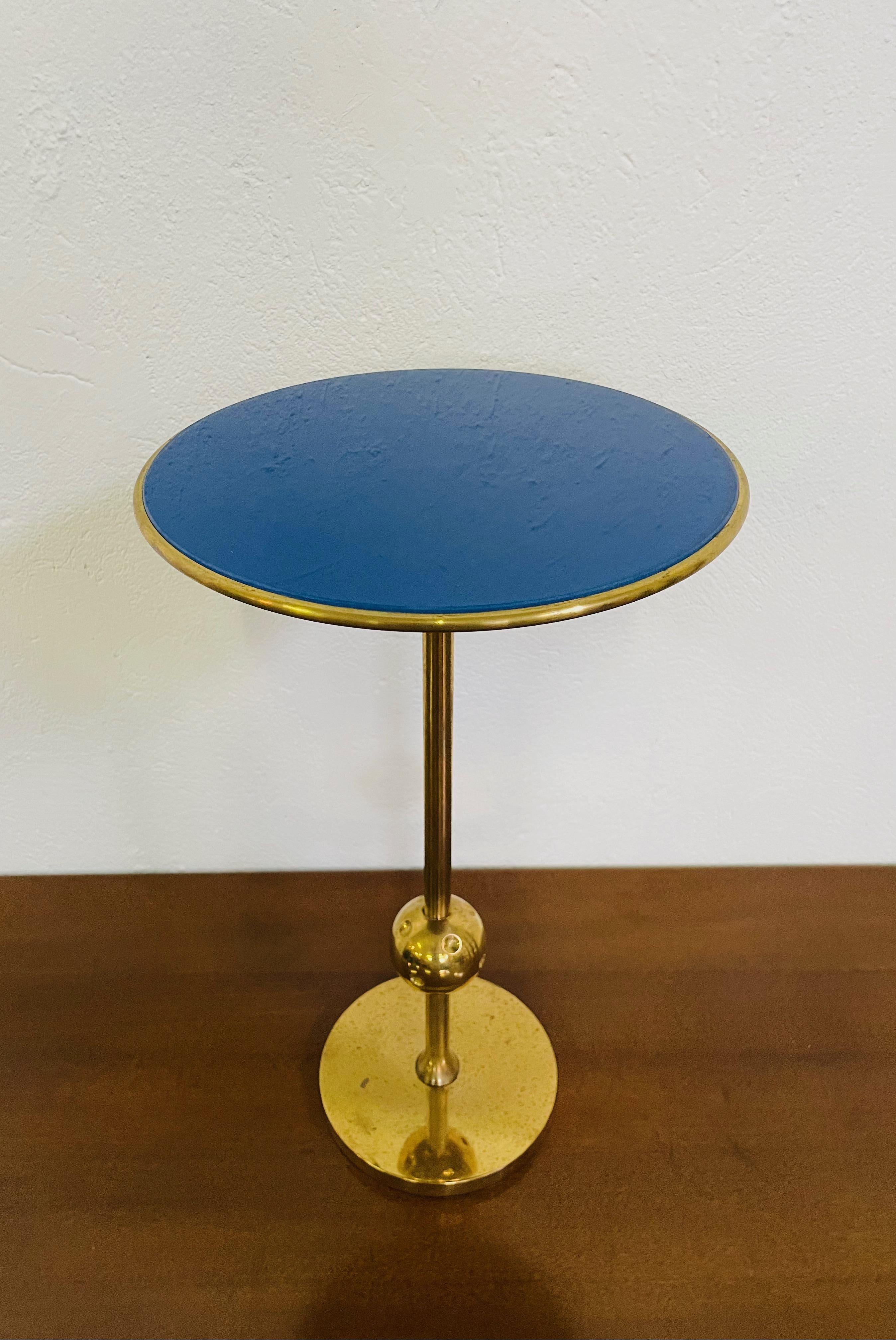 Osvaldo Borsani T1 Italienischer Couchtisch aus Messing und rotem Glas, 1950er Jahre

Schöner, kultiger Couchtisch aus massivem Messing und blau lackierter Glasplatte.
Sie wurde in den 1940er Jahren von Osvaldo Borsani entworfen und von der Firma