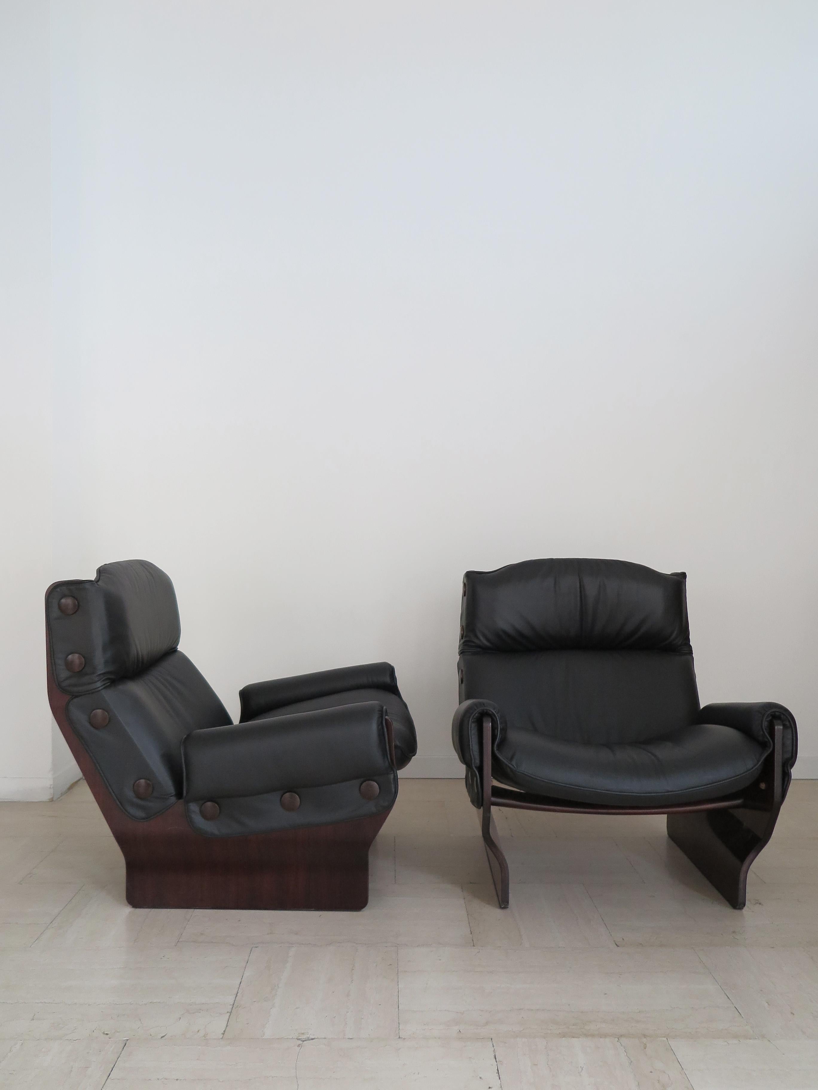 Italian midcentury modern design set of two armchairs model P110 Canada designed by Osvaldo Borsani and produced by Tecno,
bearing frame of curved wood to which seat and backrest are attached, upholstered in new black leather, secured with large