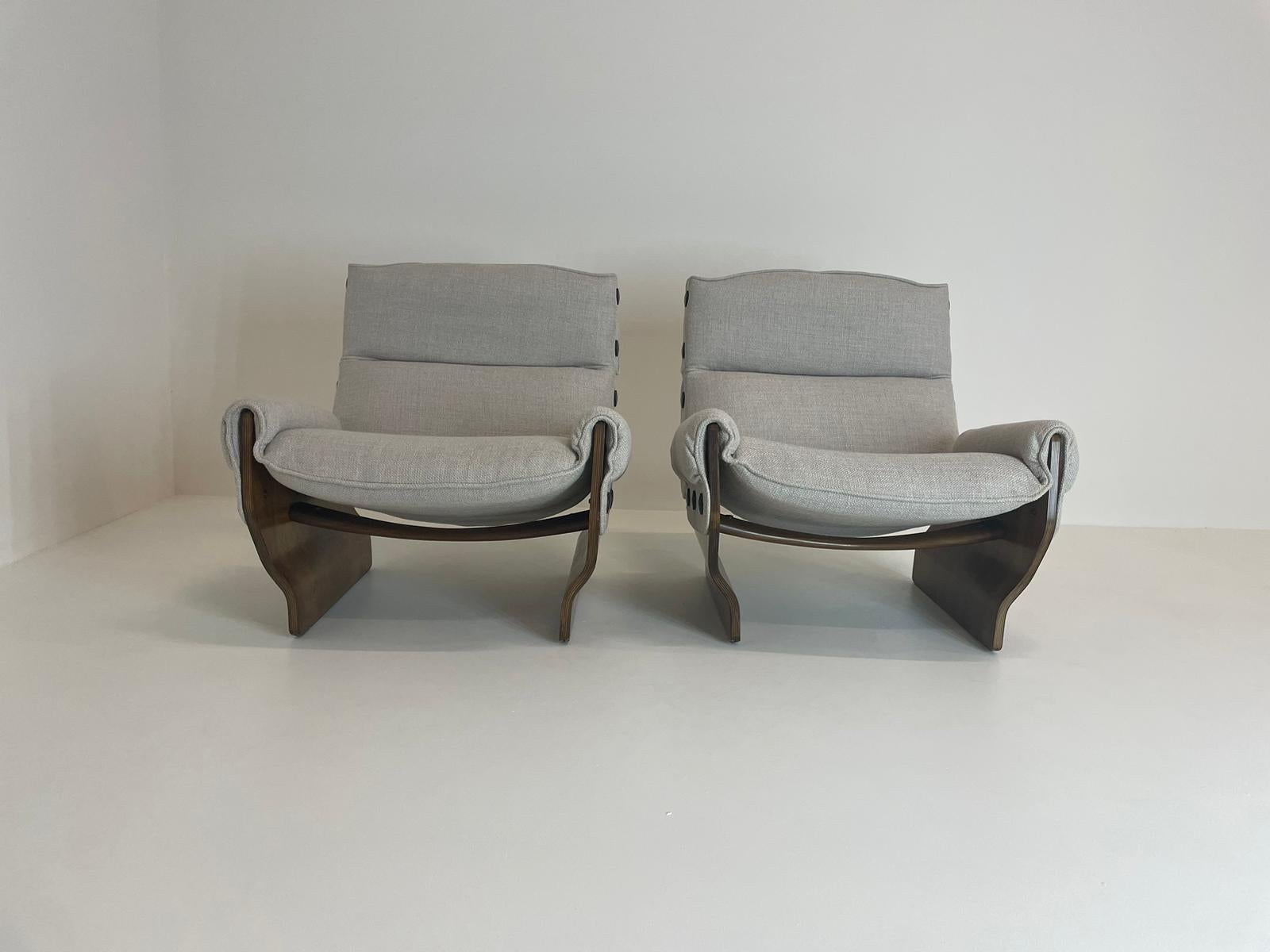 Osvaldo Borsani Tecno Pair of P110 Canada Lounge Chair Fabric Walnut Italy 1965 In Excellent Condition In Catania, IT