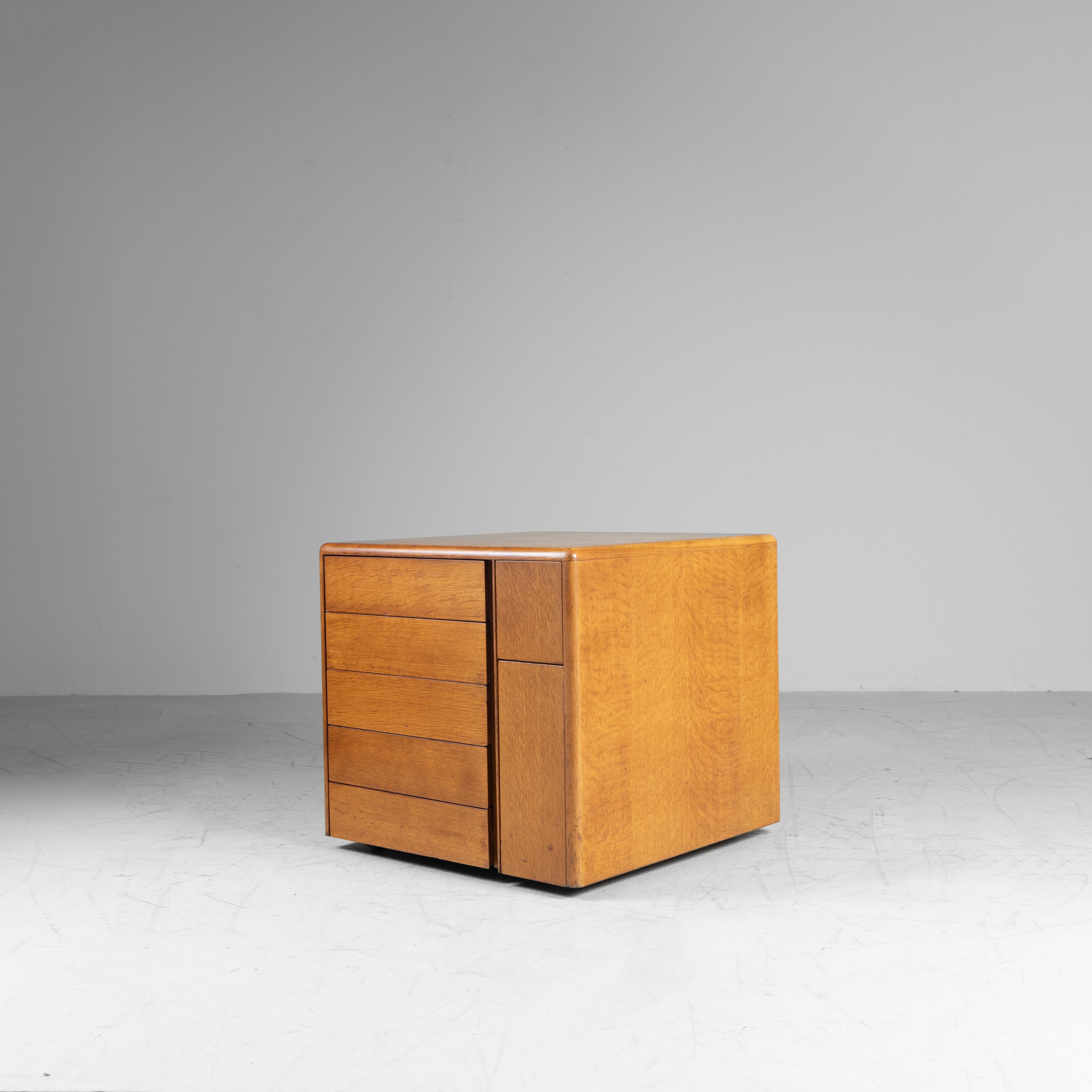 Italiano Cassettiera in legno Osvaldo Borsani Tecno, 1960 in vendita
