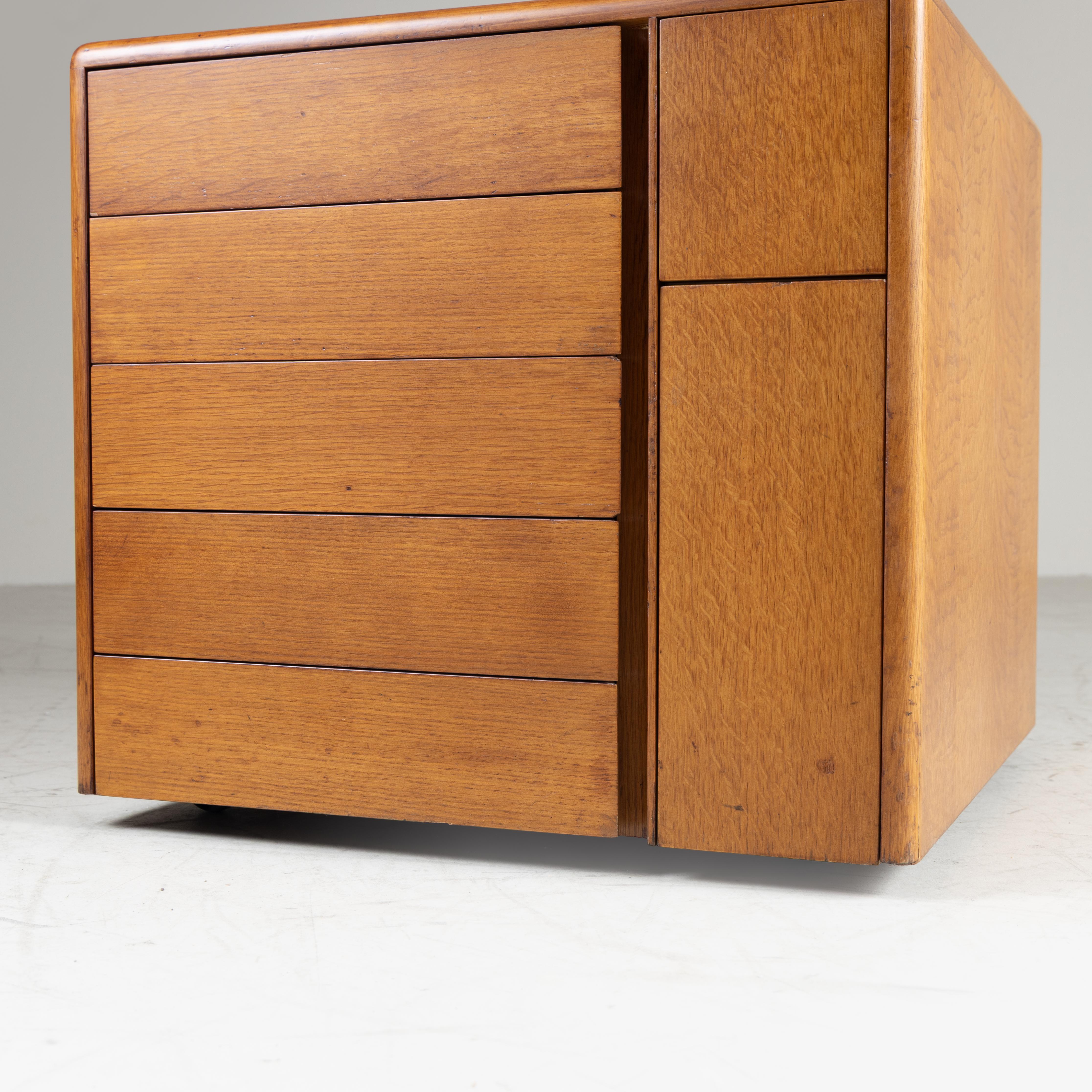 Cassettiera in legno Osvaldo Borsani Tecno, 1960 in vendita 1