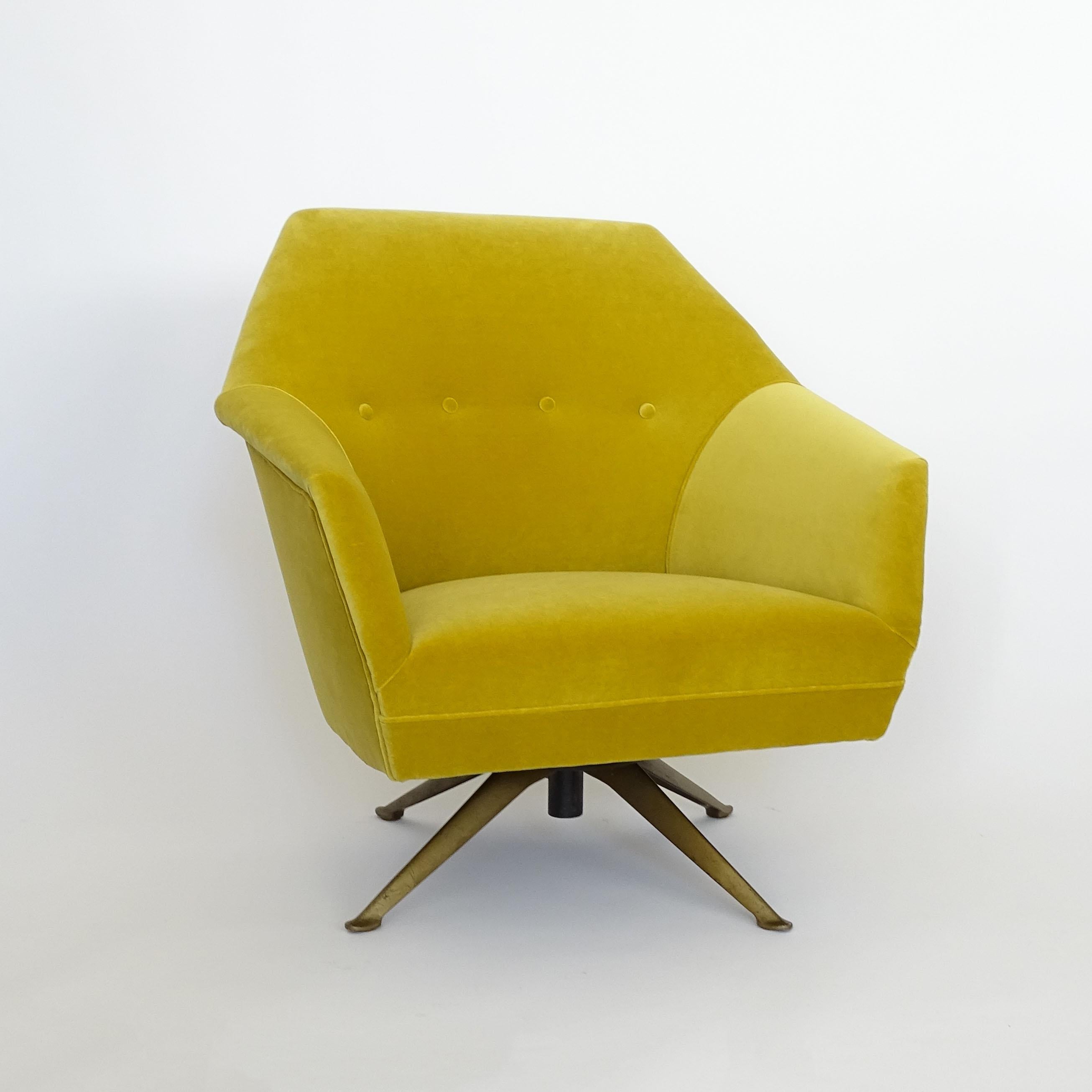 Suite trois pièces en velours jaune Osvaldo Borsani, Italie années 1950 en vente 3