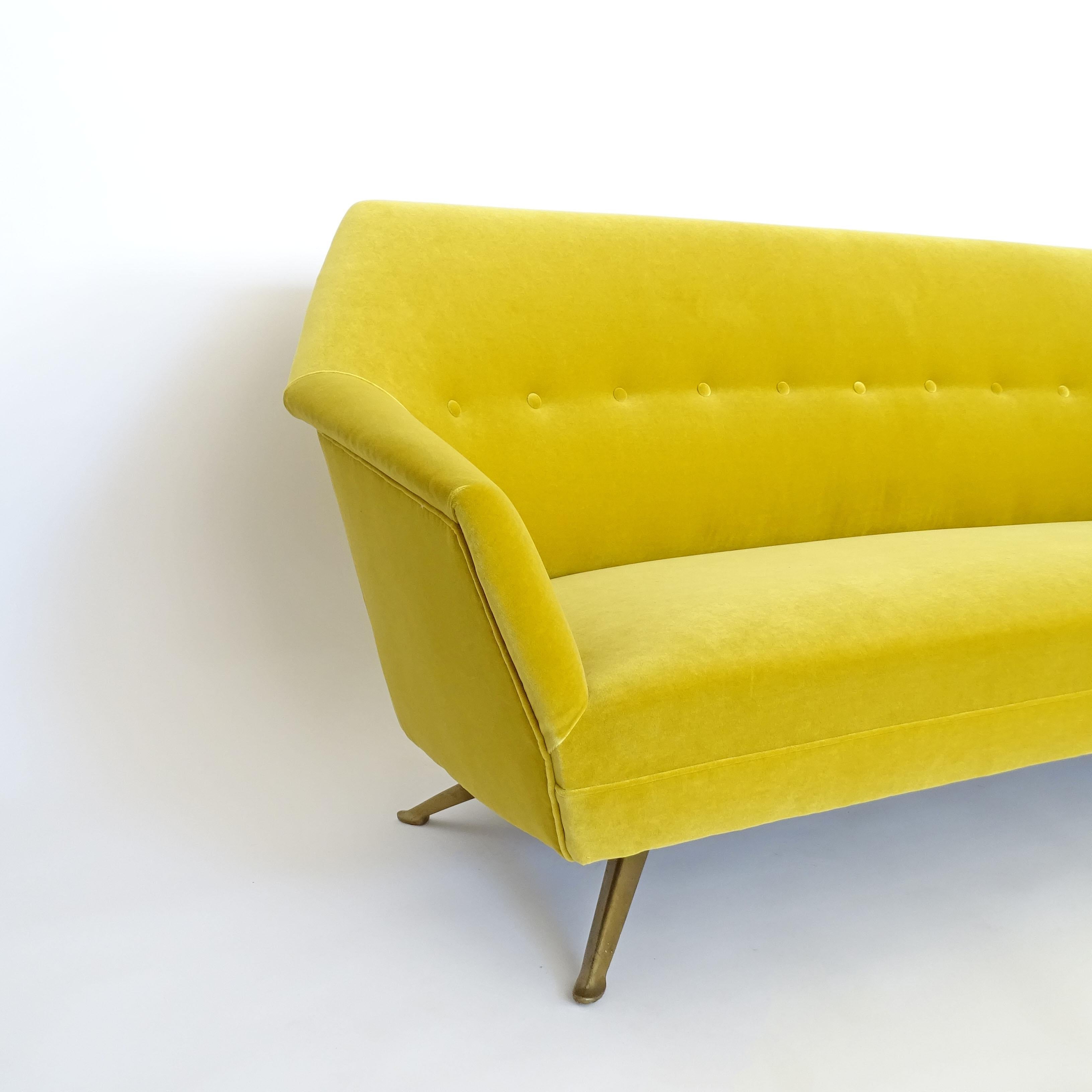 Suite trois pièces en velours jaune Osvaldo Borsani, Italie années 1950 en vente 5