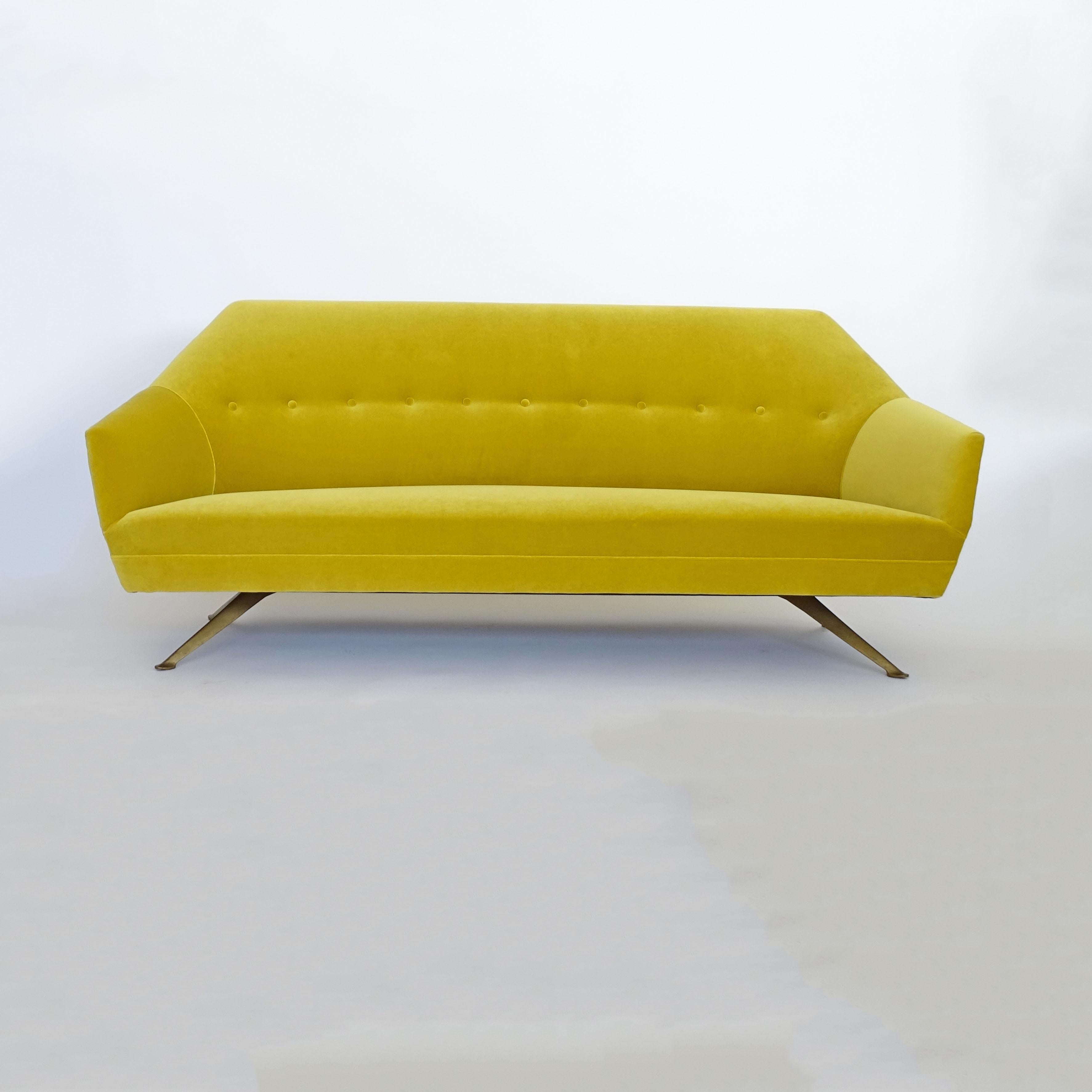 Suite trois pièces en velours jaune Osvaldo Borsani, Italie années 1950 en vente 6