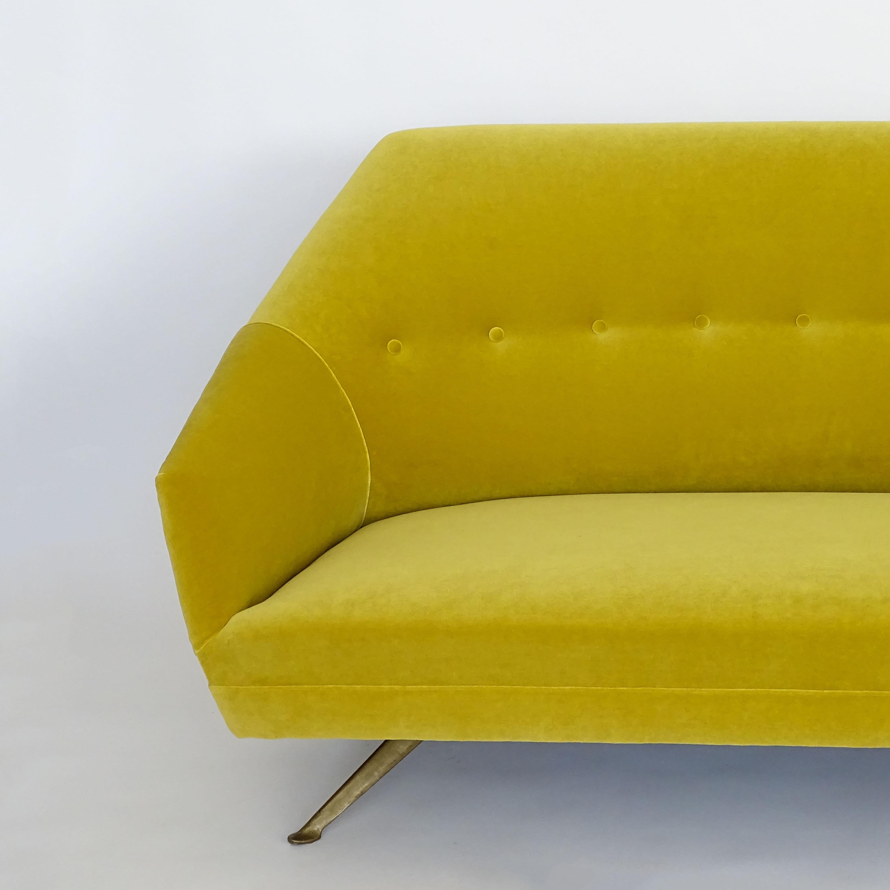 Suite trois pièces en velours jaune Osvaldo Borsani, Italie années 1950 en vente 7