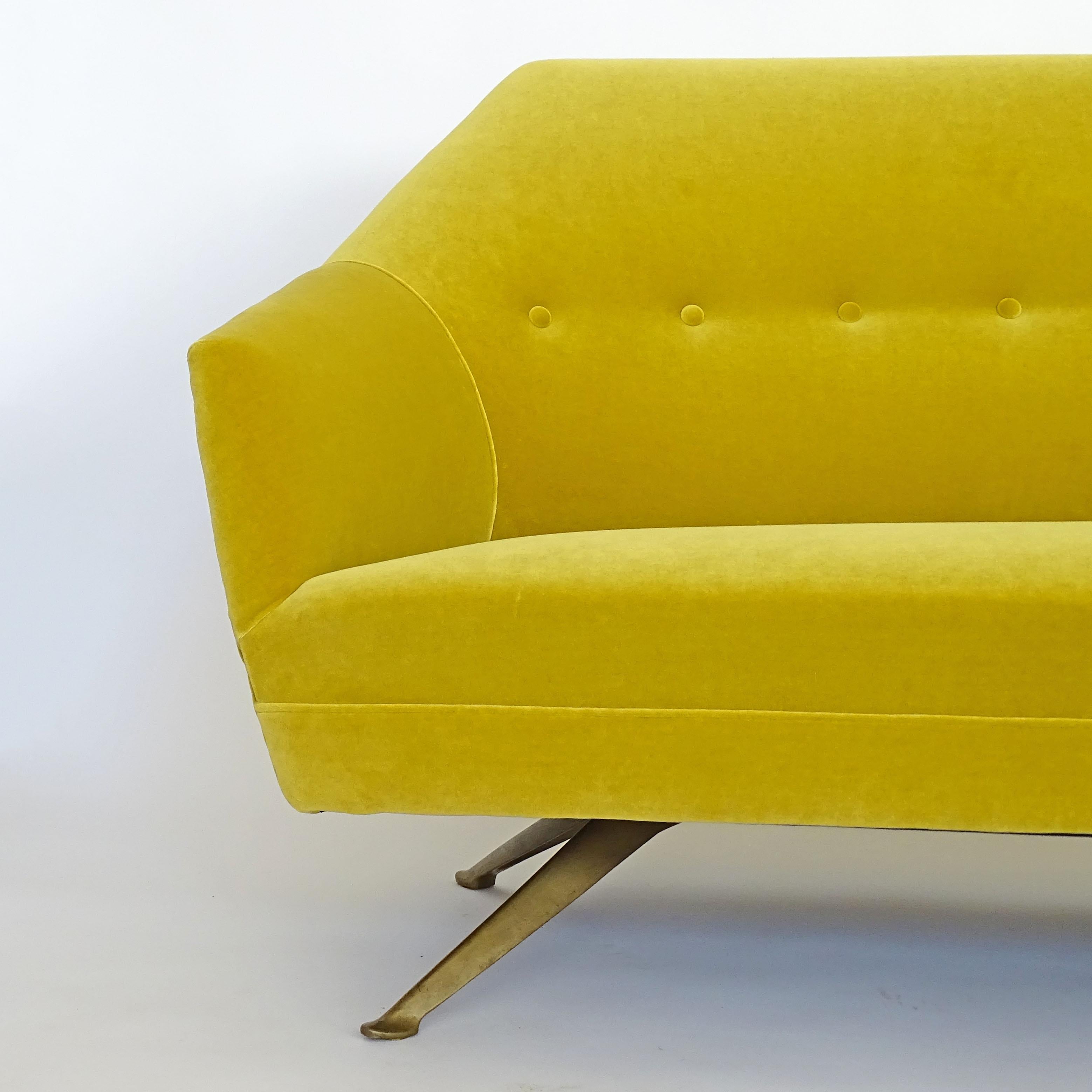 Suite trois pièces en velours jaune Osvaldo Borsani, Italie années 1950 en vente 8