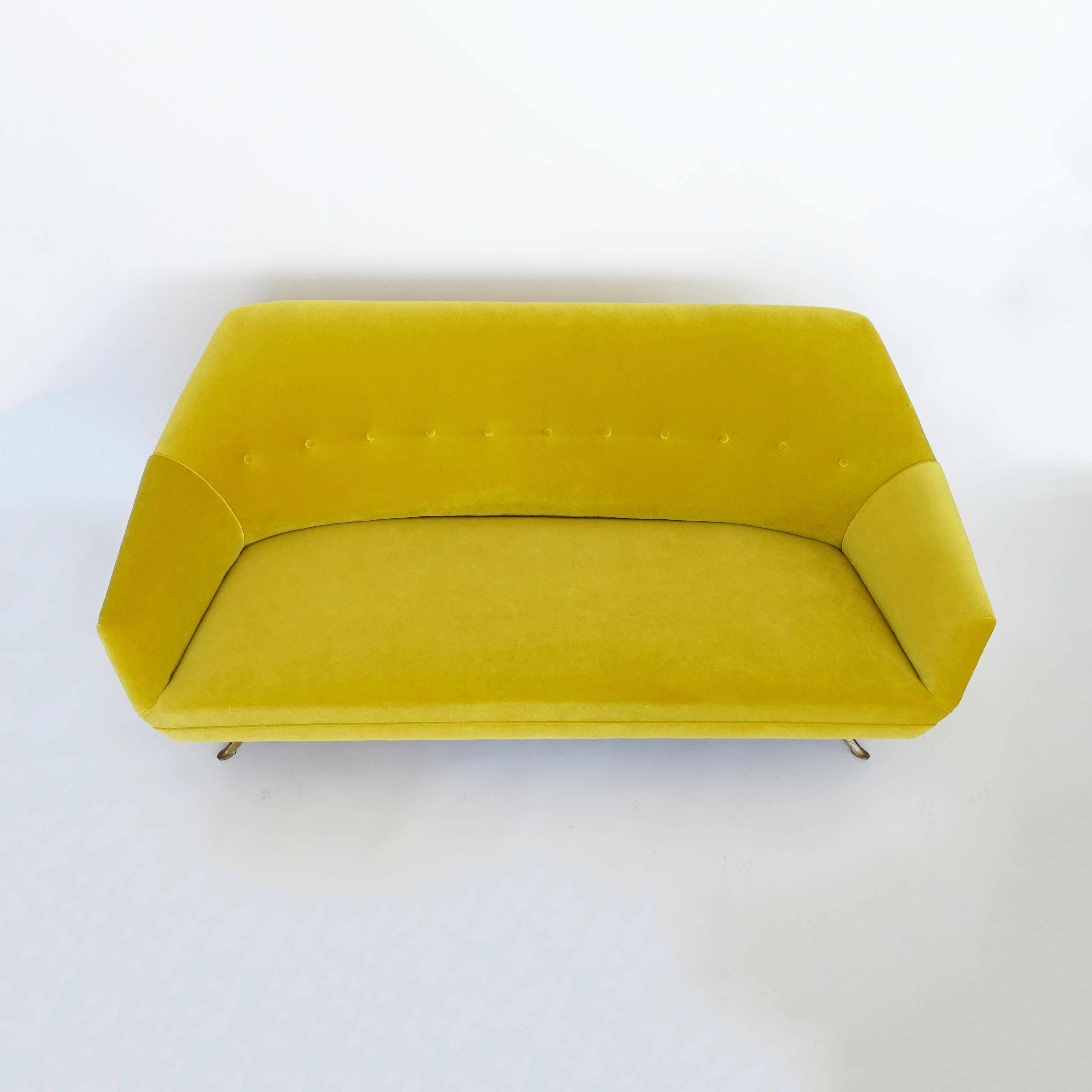 Suite trois pièces en velours jaune Osvaldo Borsani, Italie années 1950 en vente 9