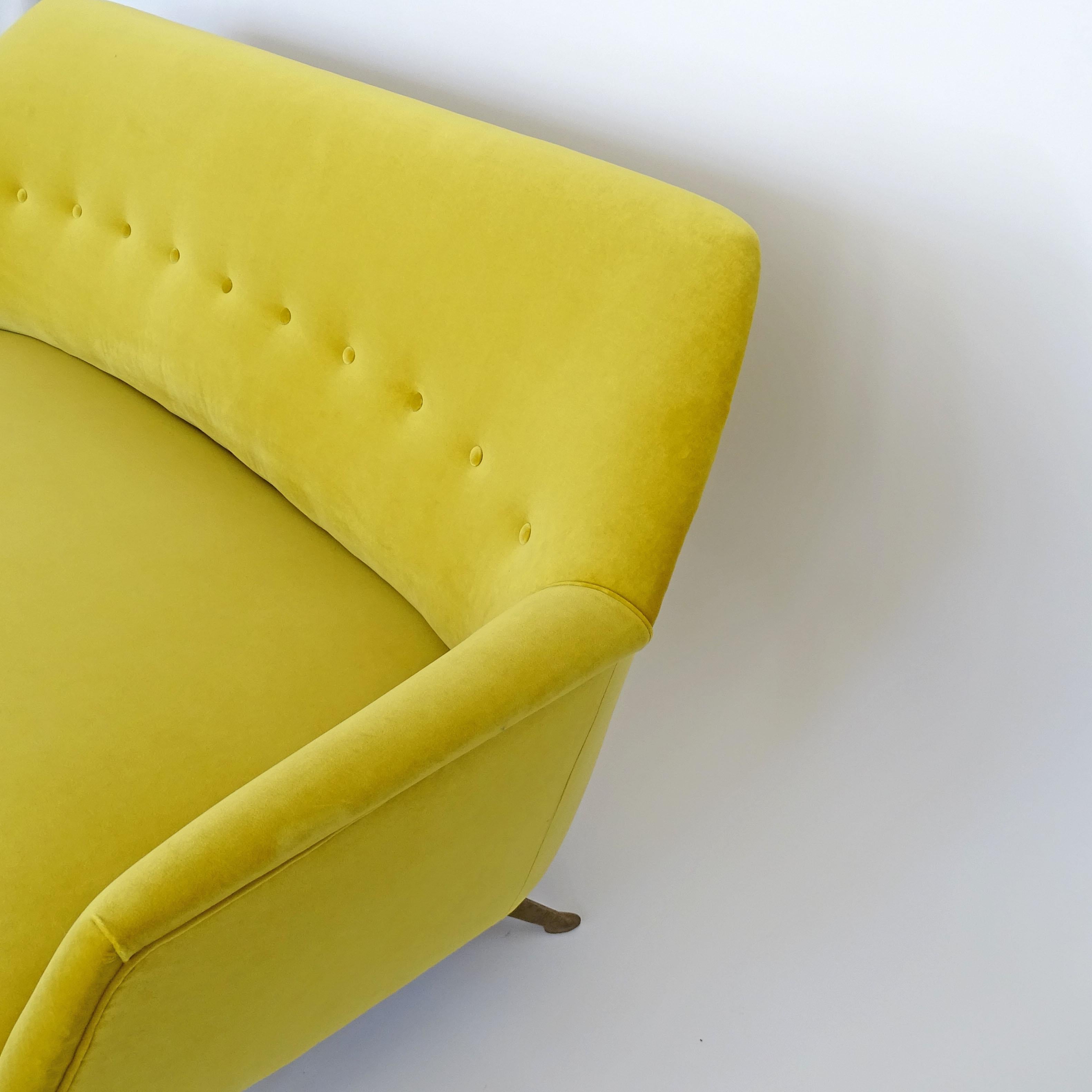 Suite trois pièces en velours jaune Osvaldo Borsani, Italie années 1950 en vente 10
