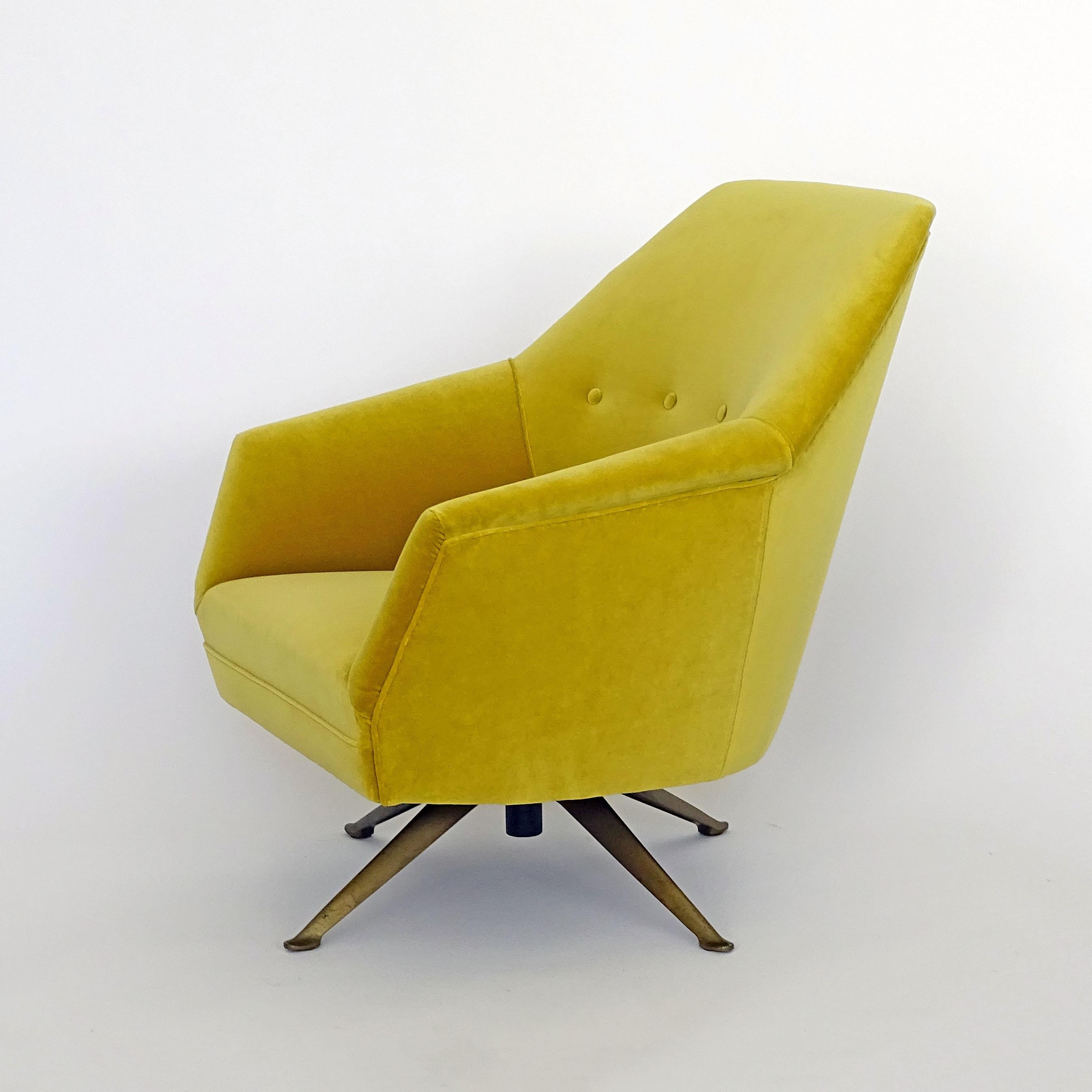 Splendide et rare ensemble trois pièces en velours jaune d'Osvaldo Borsani, composé d'un canapé deux places et d'une paire de fauteuils, Italie, années 1950
Référence : Osvaldo Borsani Edit. Skira p. 414.
Les fauteuils mesurent 78 x 77 x H 78 SH 32