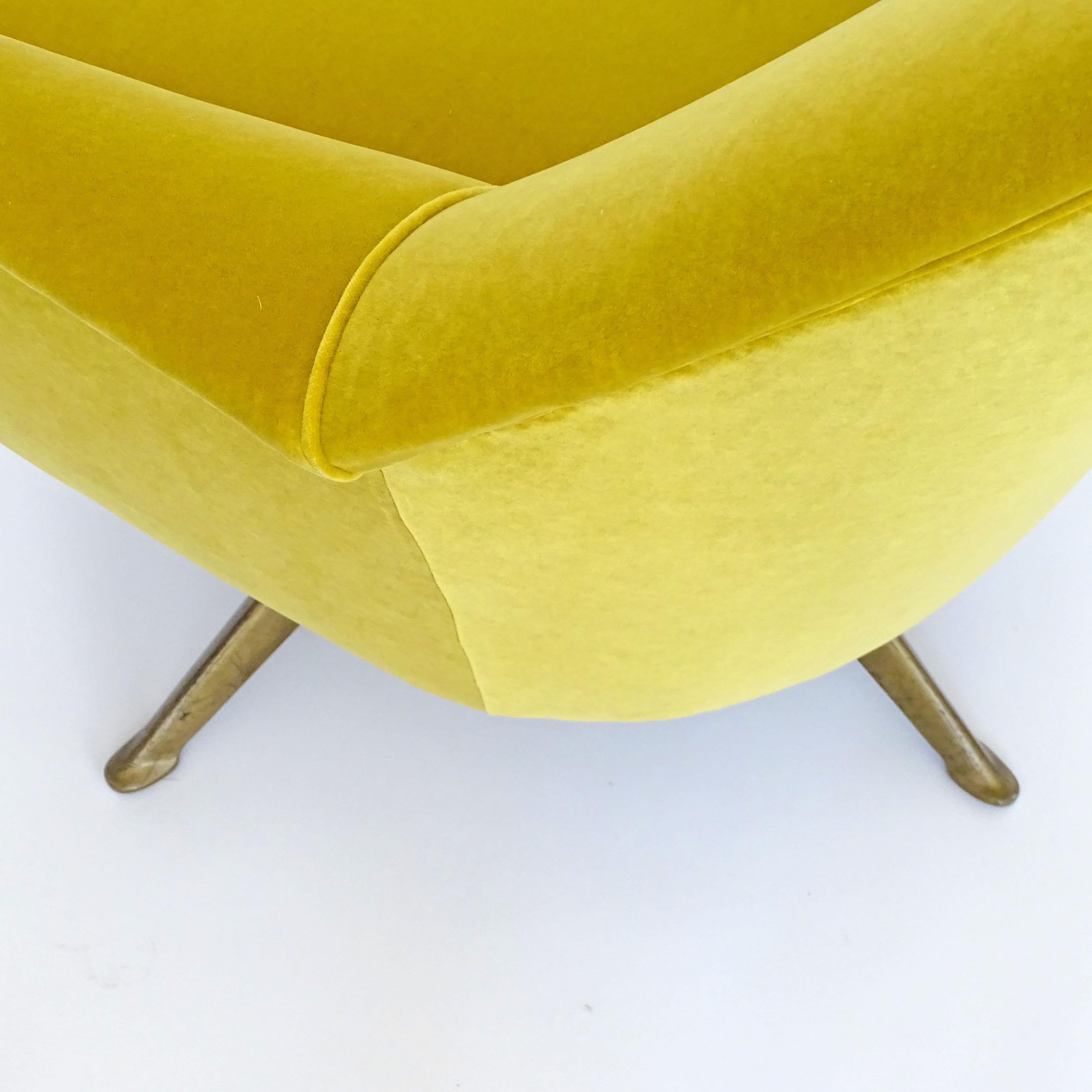 Suite trois pièces en velours jaune Osvaldo Borsani, Italie années 1950 Bon état - En vente à Milan, IT