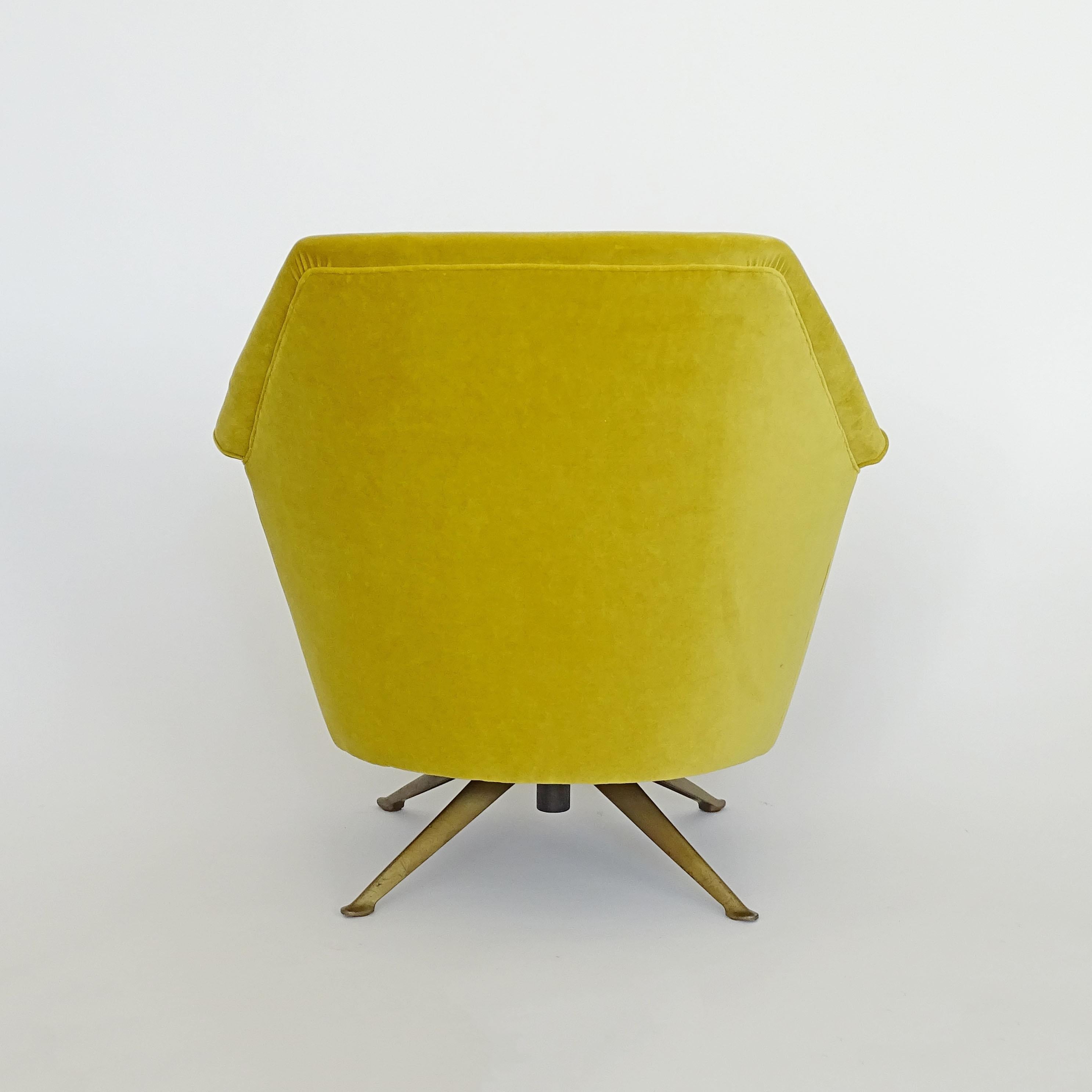 Milieu du XXe siècle Suite trois pièces en velours jaune Osvaldo Borsani, Italie années 1950 en vente