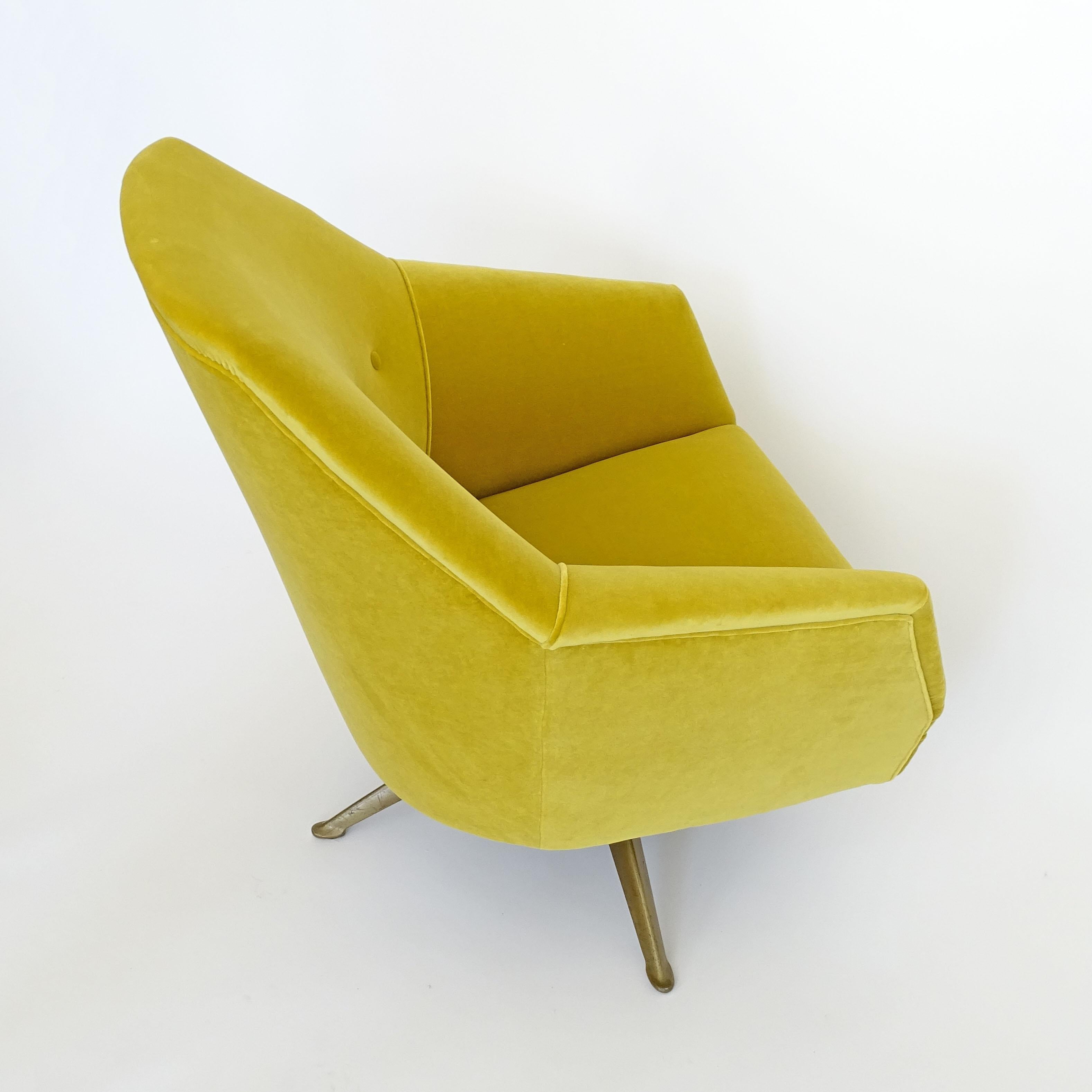 Métal Suite trois pièces en velours jaune Osvaldo Borsani, Italie années 1950 en vente