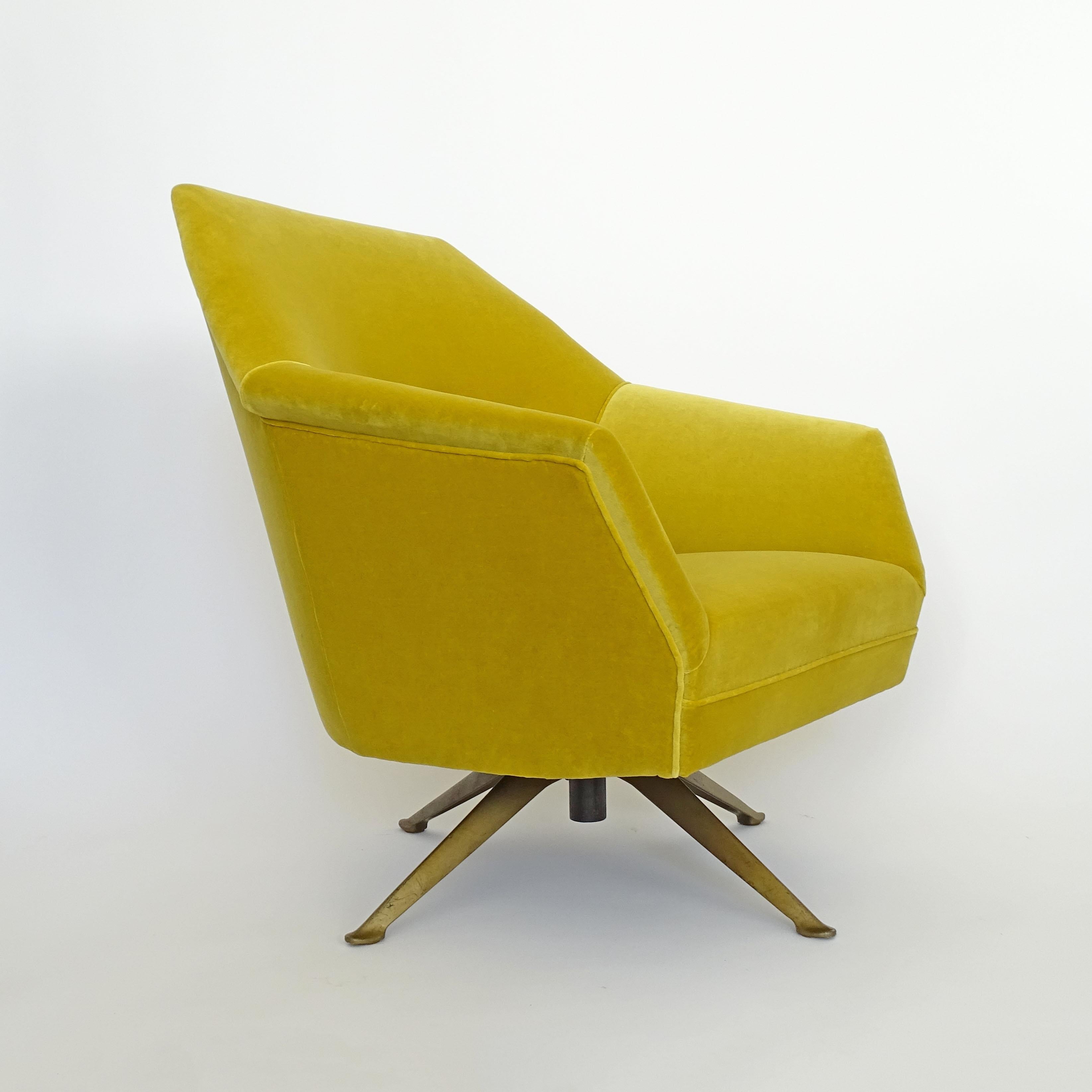 Suite trois pièces en velours jaune Osvaldo Borsani, Italie années 1950 en vente 2