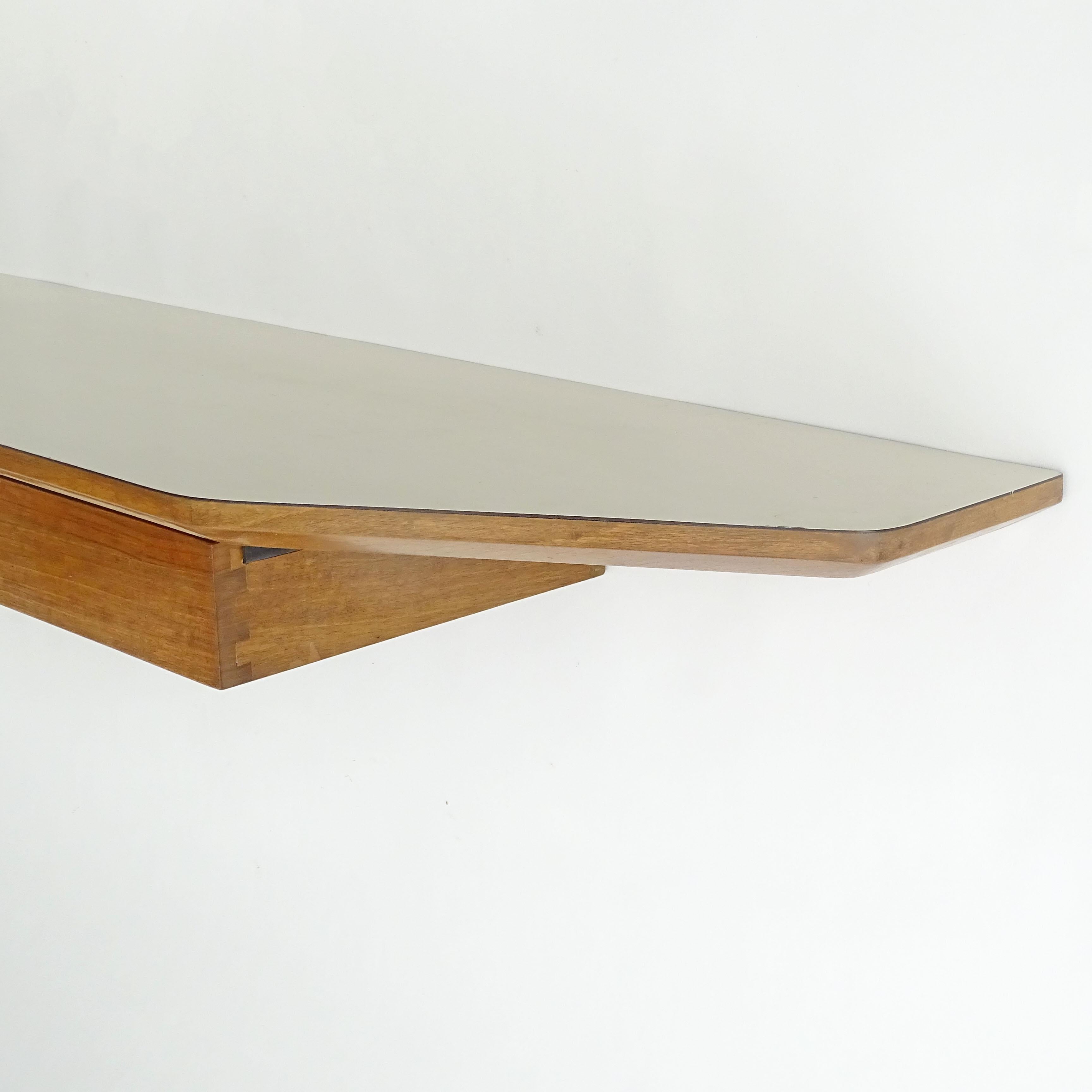 Sleek Osvaldo Borsani wall console with two drawers.
Held to the wall with wall brackets.
