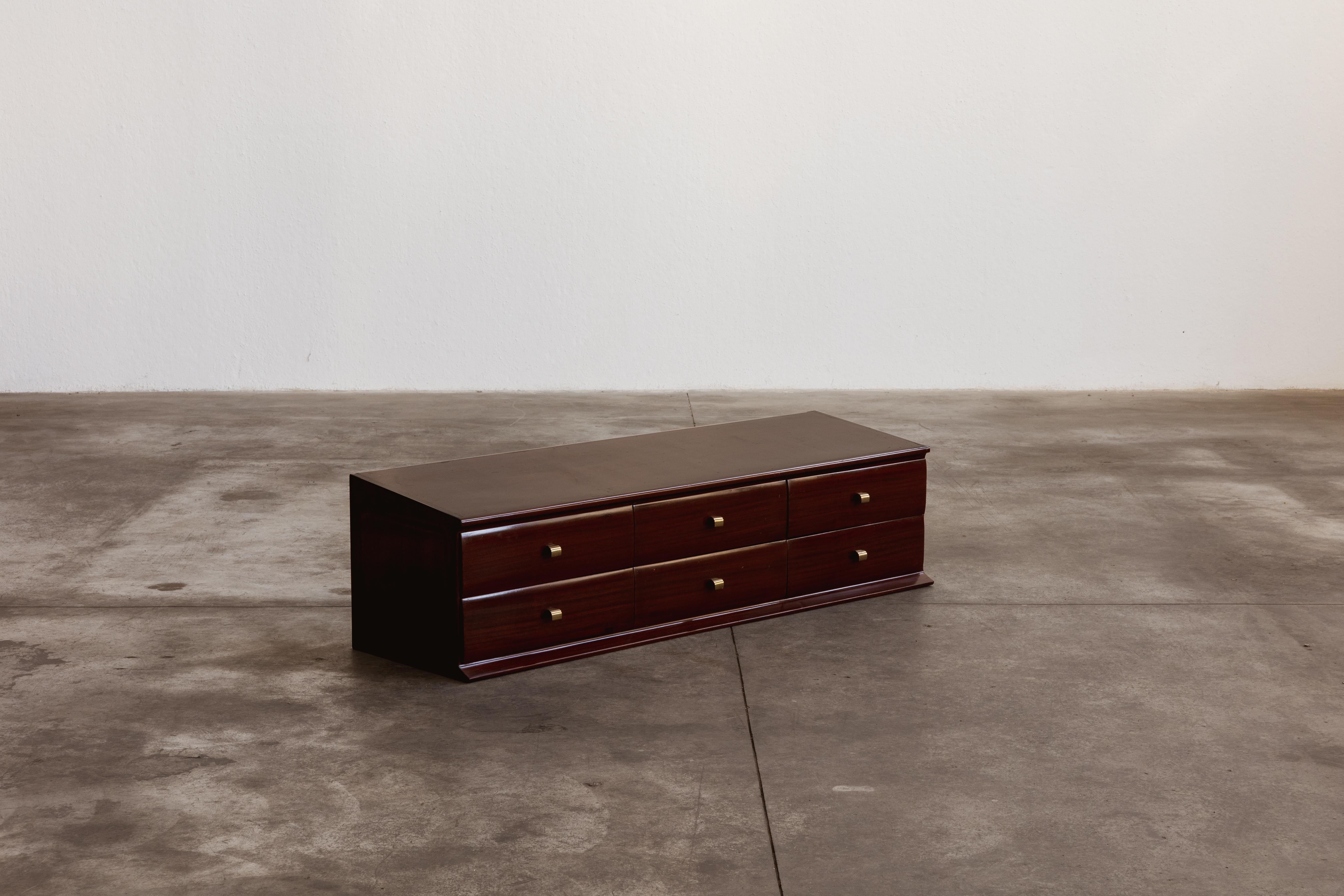 Console da parete Osvaldo Borsani, mogano, ottone e acero, Italia, anni '50.

Nel regno dell'arredamento di lusso e di design, la consolle a muro Osvaldo Borsani, risalente agli anni '50, è una definizione senza tempo di eleganza e di artigianato
