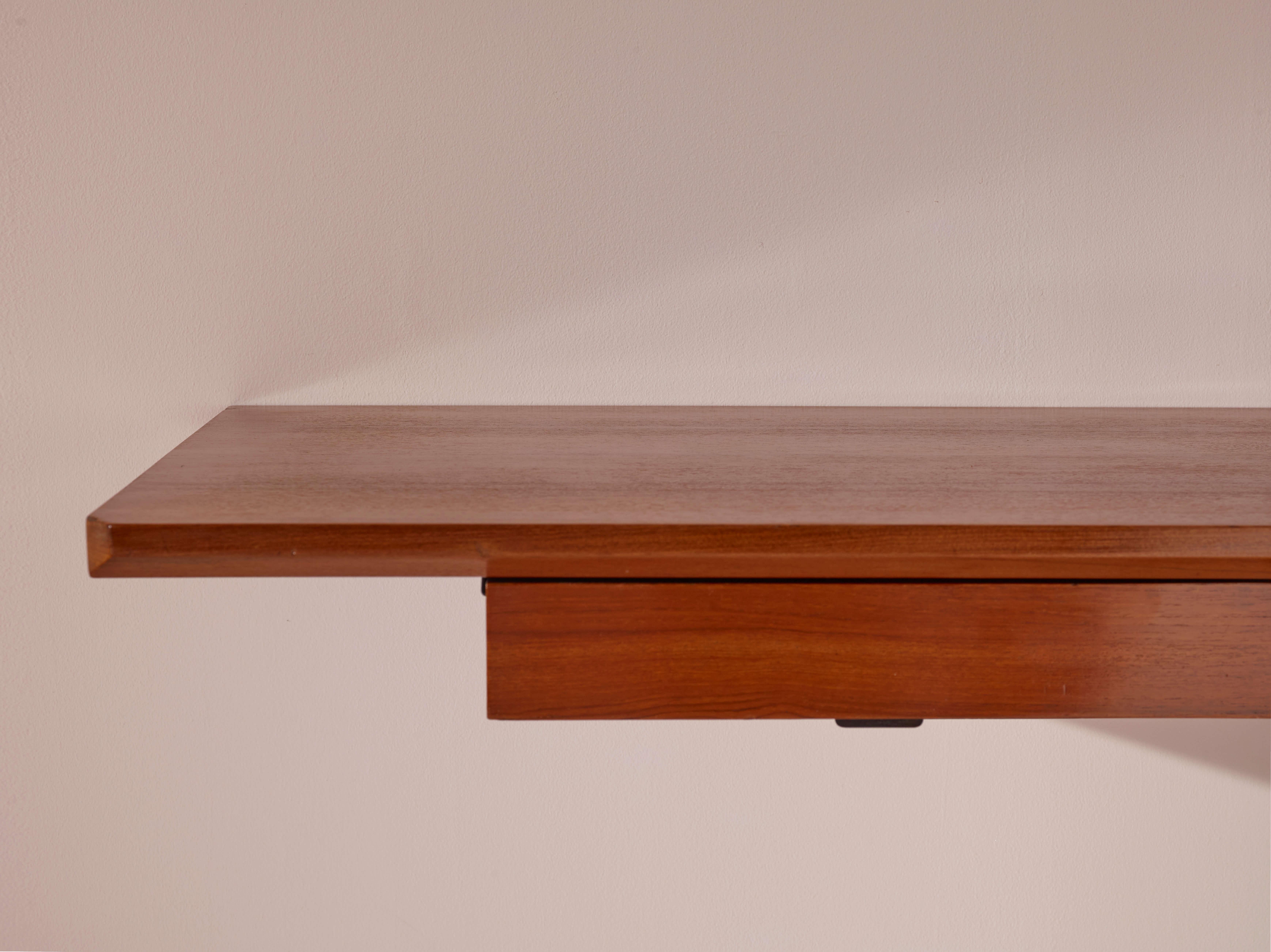 Bureau mural en bois et laiton Osvaldo Borsani modèle E22 par Tecno Italie, années 1950 en vente 1
