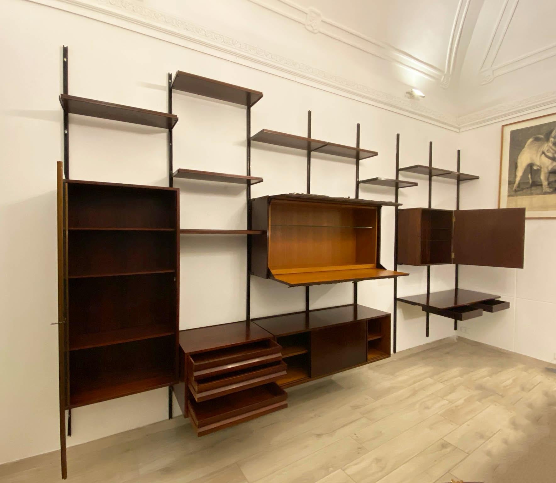 Osvaldo Borsani Wall Unit E22 in Rosewood with Arnaldo Pomodoro Sculpture In Excellent Condition In Naples, IT