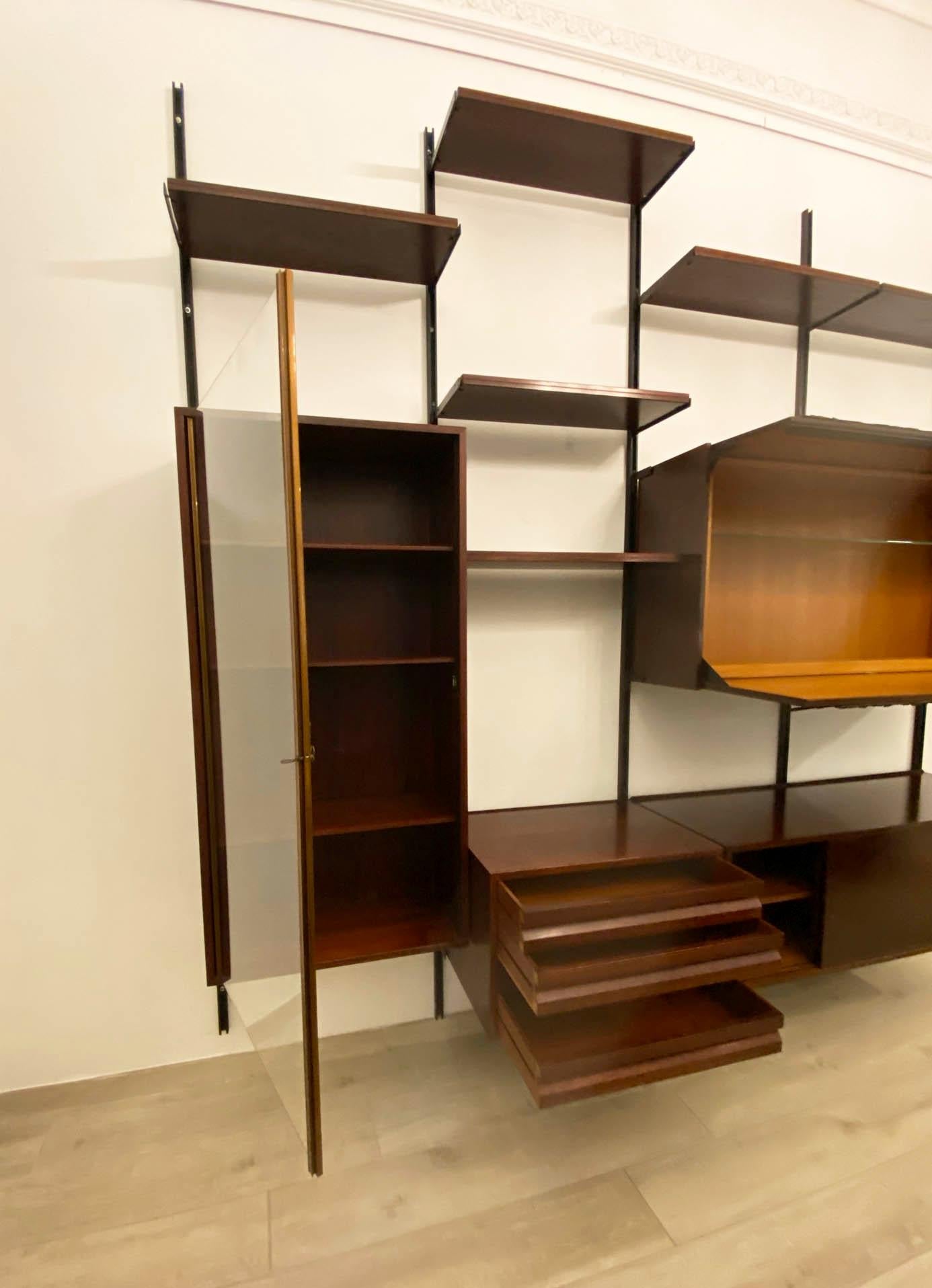 Mid-20th Century Osvaldo Borsani Wall Unit E22 in Rosewood with Arnaldo Pomodoro Sculpture