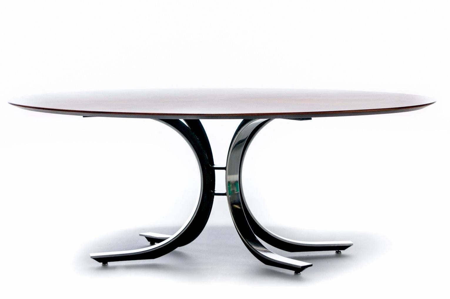 Fin du 20e siècle A.I.C. Osvaldo Borsani Table de salle à manger ovale en noyer et acier inoxydable, c.C. années 1970