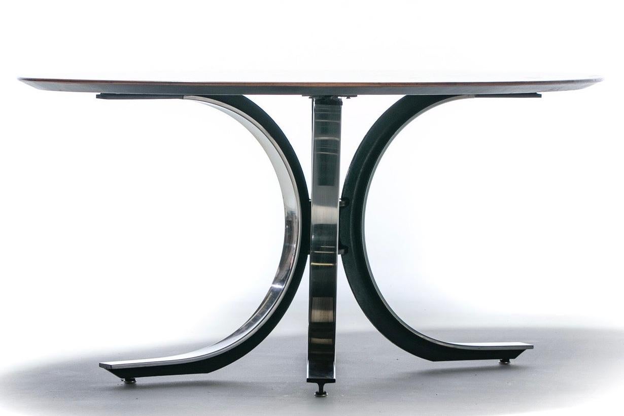 Acier inoxydable A.I.C. Osvaldo Borsani Table de salle à manger ovale en noyer et acier inoxydable, c.C. années 1970