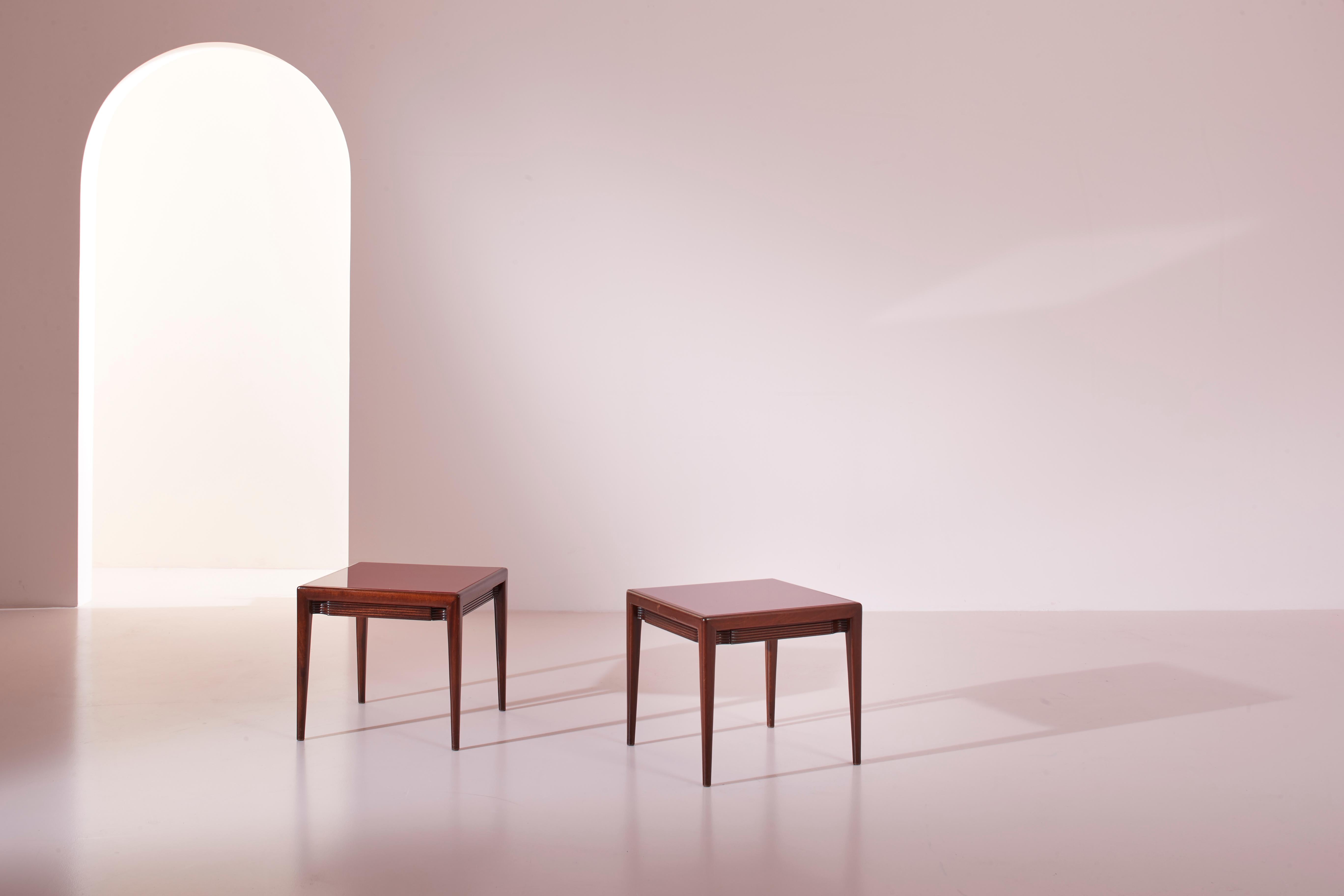 Une belle paire de tables d'appoint en bois et en verre avec un tiroir, produite dans les années 1950 en Italie par Arredamenti Borsani Varedo, et conçue par le célèbre designer Osvaldo Borsani.

Présentées en set, ces tables constituent de