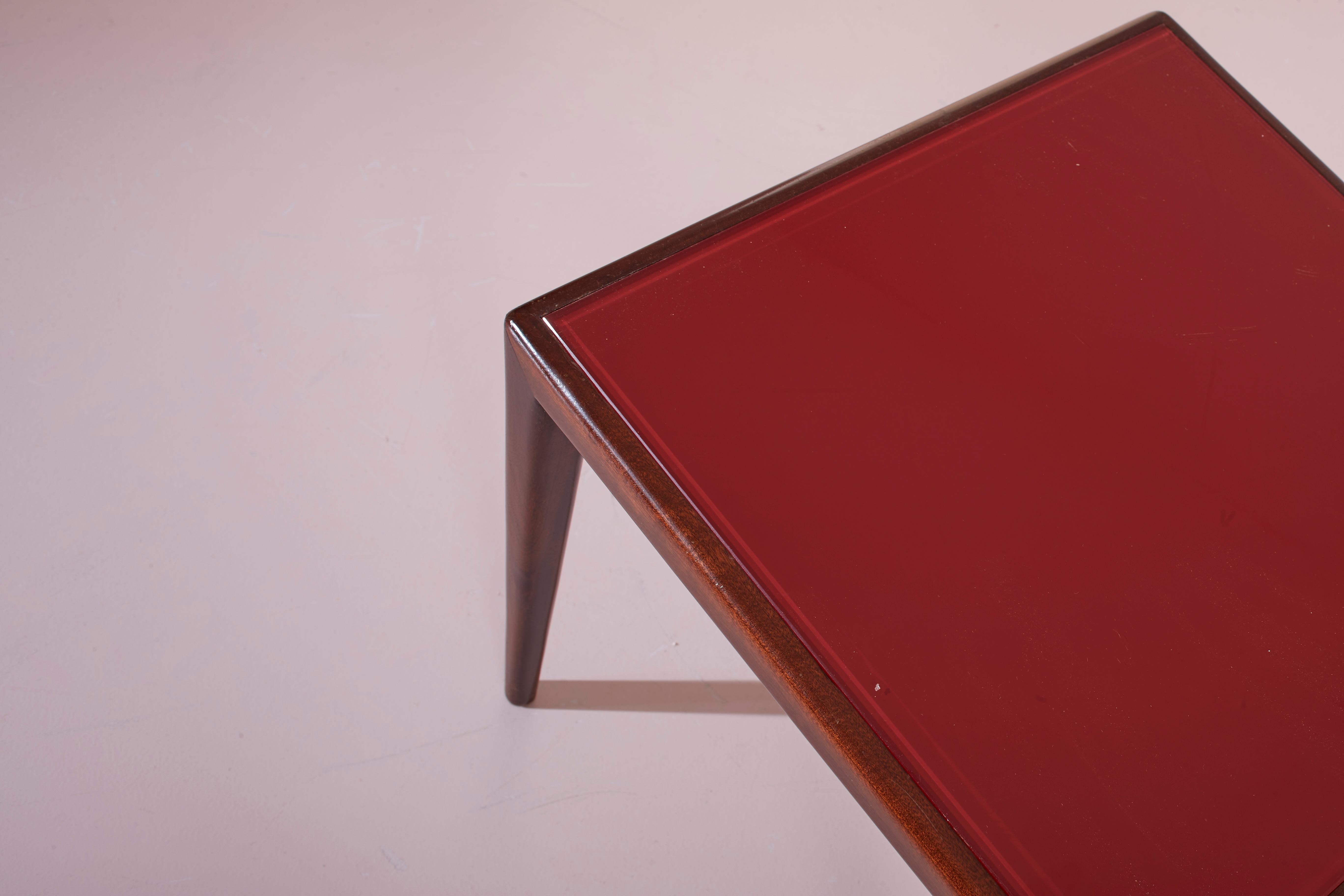 Osvaldo Borsani wooden and red glass side tables with a drawer, Italy, 1950s For Sale 2