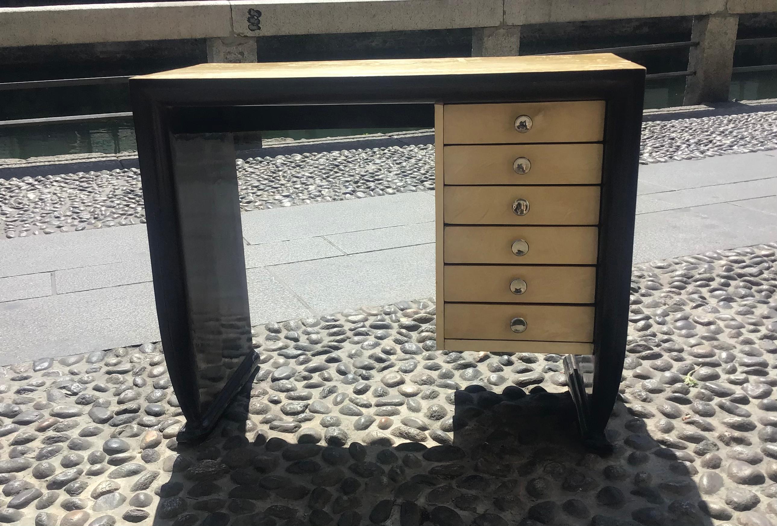 Escritorio Osvaldo Borsani de madera cubierta con asas de acero pergamino 1940 Italia en venta 7