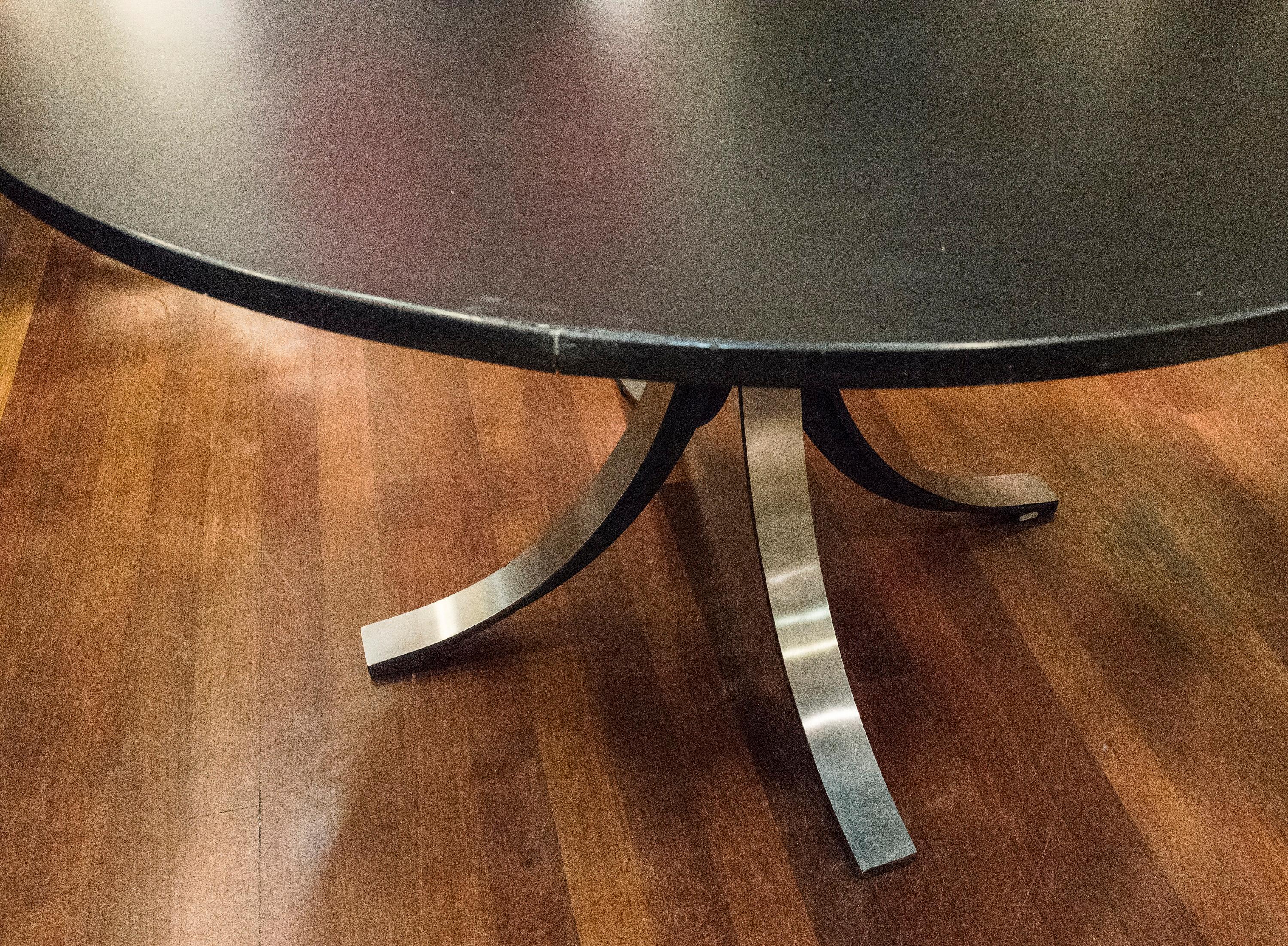 Elegant chrome-plated steel round table by Osvaldo Borssani (1911-1985 Milán)
1970s, from Italy.