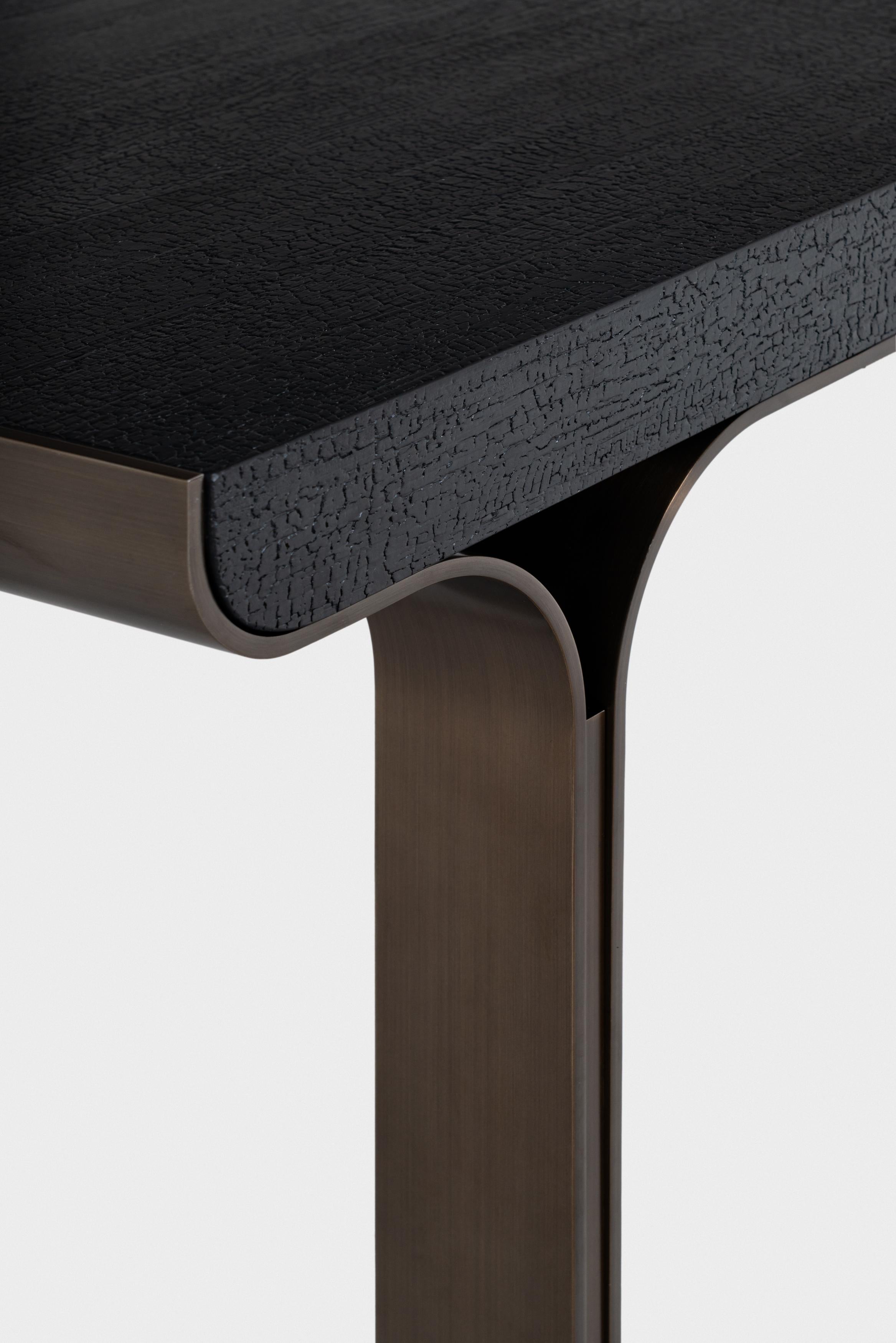 Inconnu Table de salle à manger Oak en chêne brûlé et plaqué laiton par Fabio Fantolino en vente