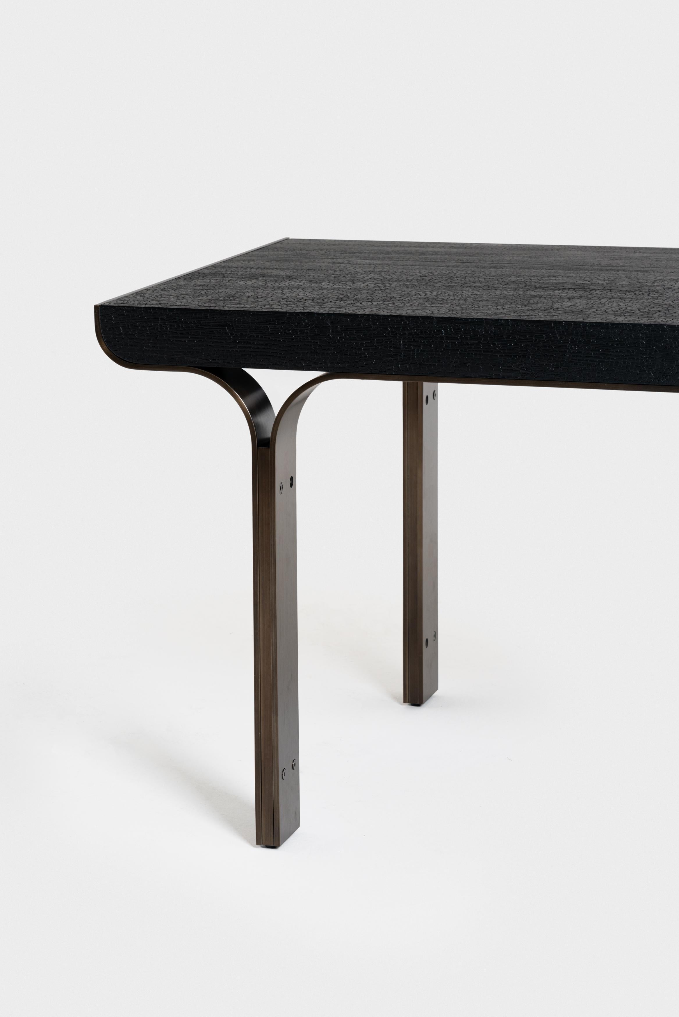Table de salle à manger Oak en chêne brûlé et plaqué laiton par Fabio Fantolino Excellent état - En vente à Milano, Lombardia