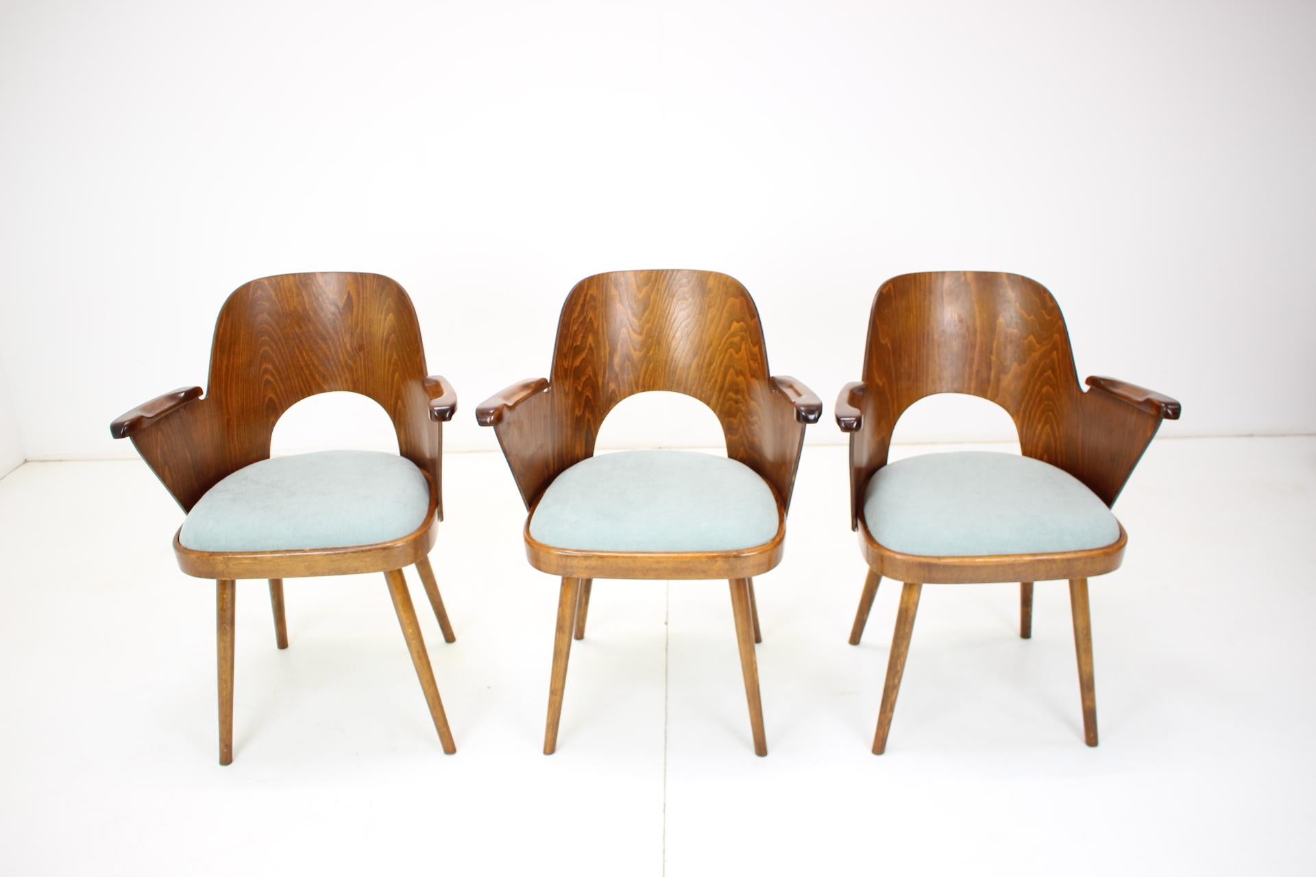-Good original condition
-Each chair has a different height
-Dimensions from the left in cm: depth- width- height- seat height
 46cm 60cm 82cm 50cm
 46cm 60cm 80cm 48cm
 46cm 60cm 79cm 46cm
-Chairs can be adjusted to the same height according