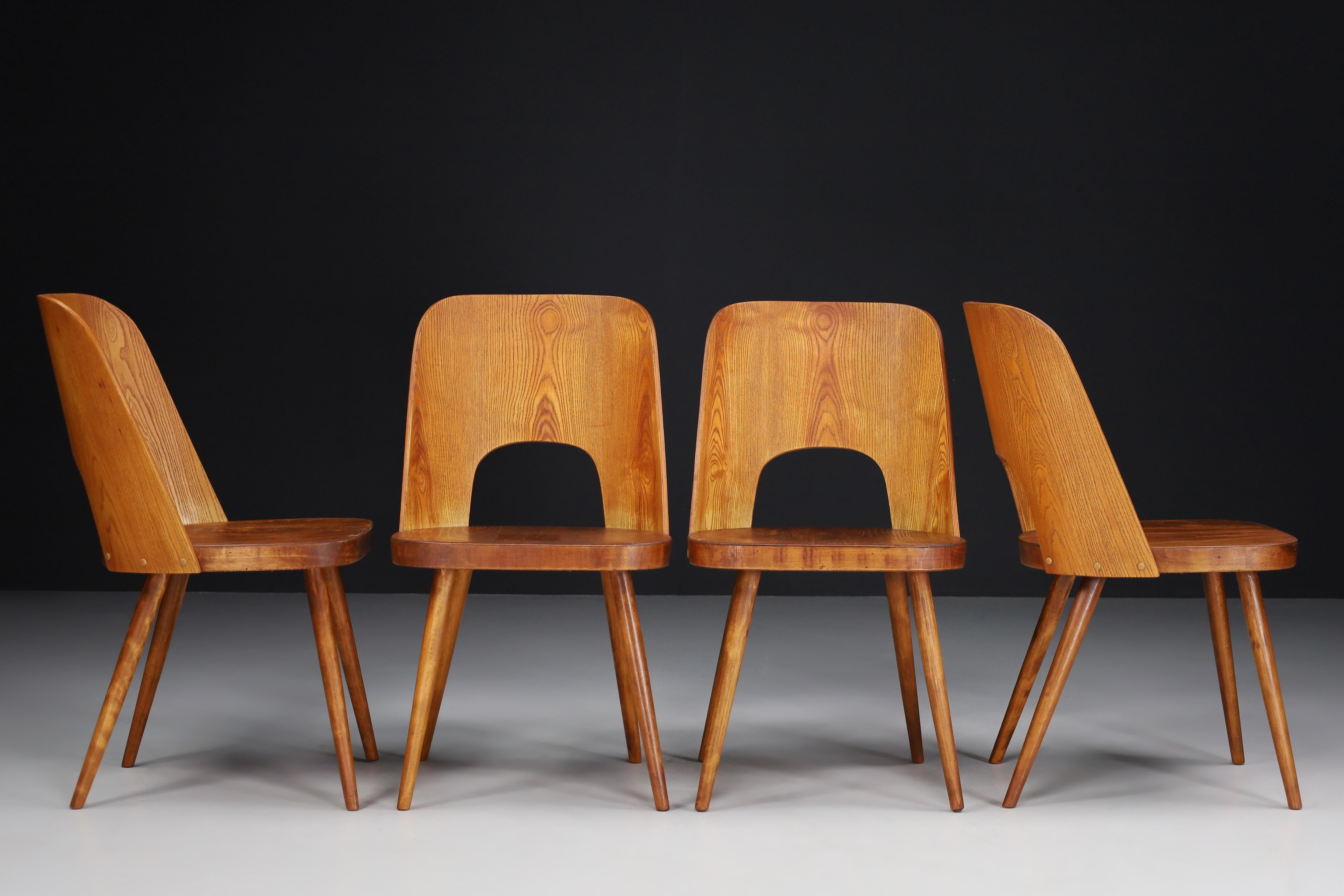 Juego de cuatro sillas Oswald Haerdtl, años 50 

El diseñador austriaco Oswald Haerdtl diseñó un raro juego de cuatro sillas que Ton (Thonet) fabricó en la antigua Checoslovaquia en la década de 1950. Sillas características de madera de fresno,