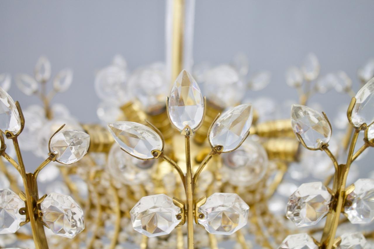 Laiton Lustre Oswald Haerdtl en laiton et verre cristal pour Lobmeyr Autriche:: 1955