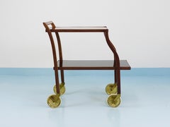 Oswald Haerdtl Geschwungener Barwagen aus Nussbaum und Glas, Servierwagen, 1950er Jahre