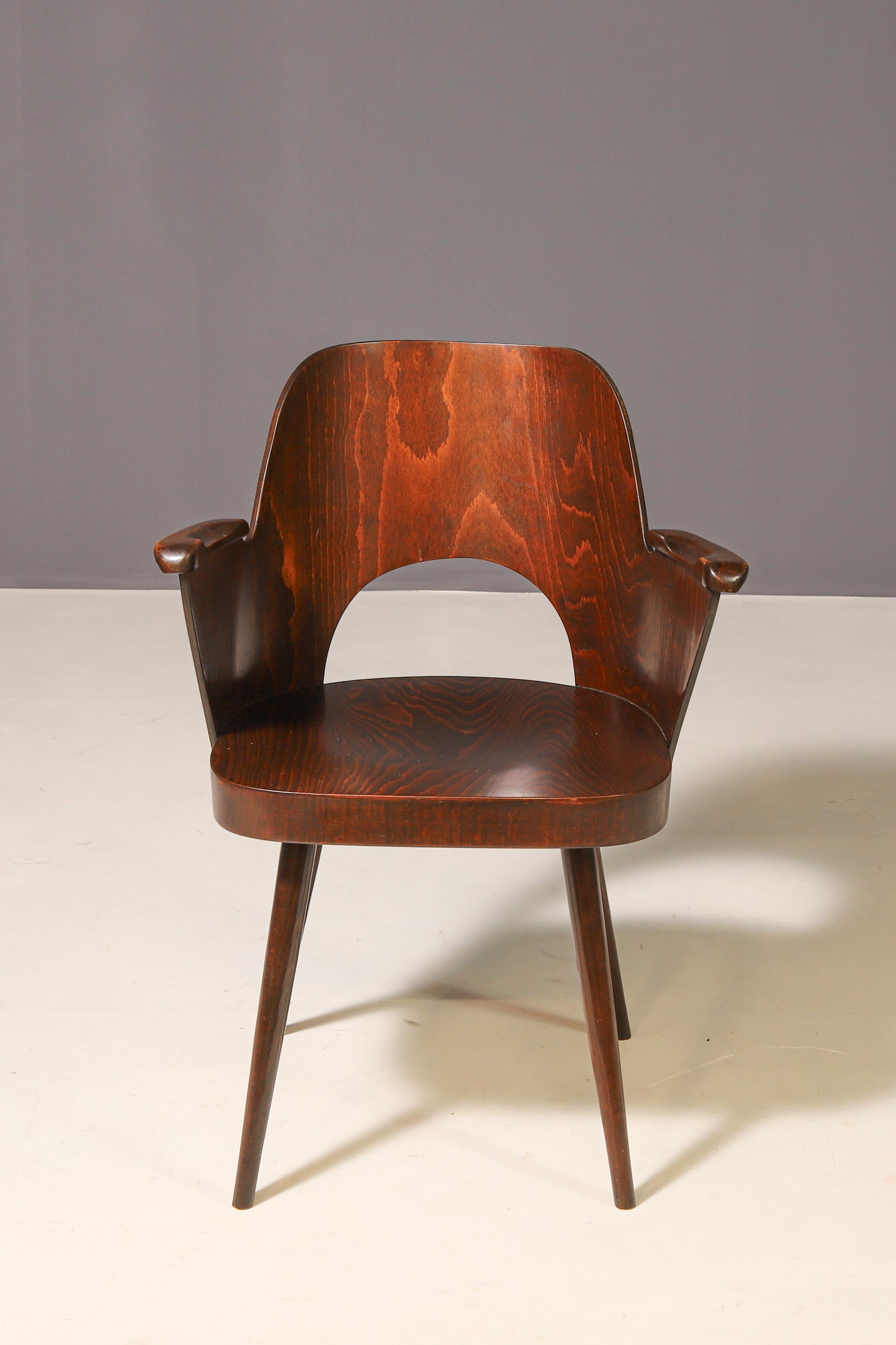Una silla original diseñada por el arquitecto y diseñador austriaco Oswald Haerdtl, fabricada en la década de 1960 por TON. El marco de haya maciza y la construcción de madera contrachapada moldeada proporcionan durabilidad y longevidad. La