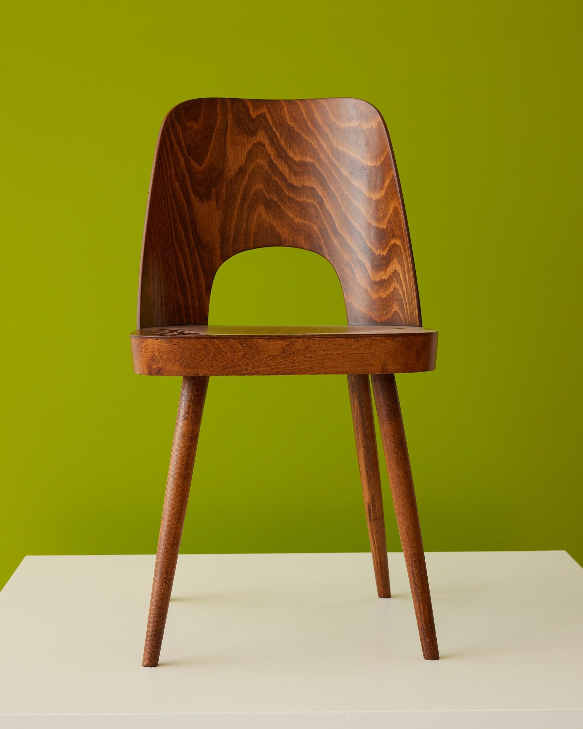 Questo set di 4 sedie da pranzo vintage è stato progettato nella Repubblica Ceca negli anni '50 da Oswald Haerdtl, famoso designer austriaco. Insieme a Josef Hoffmann progettò la terrazza del caffè all'Esposizione del Werkbund di Vienna del 1930,