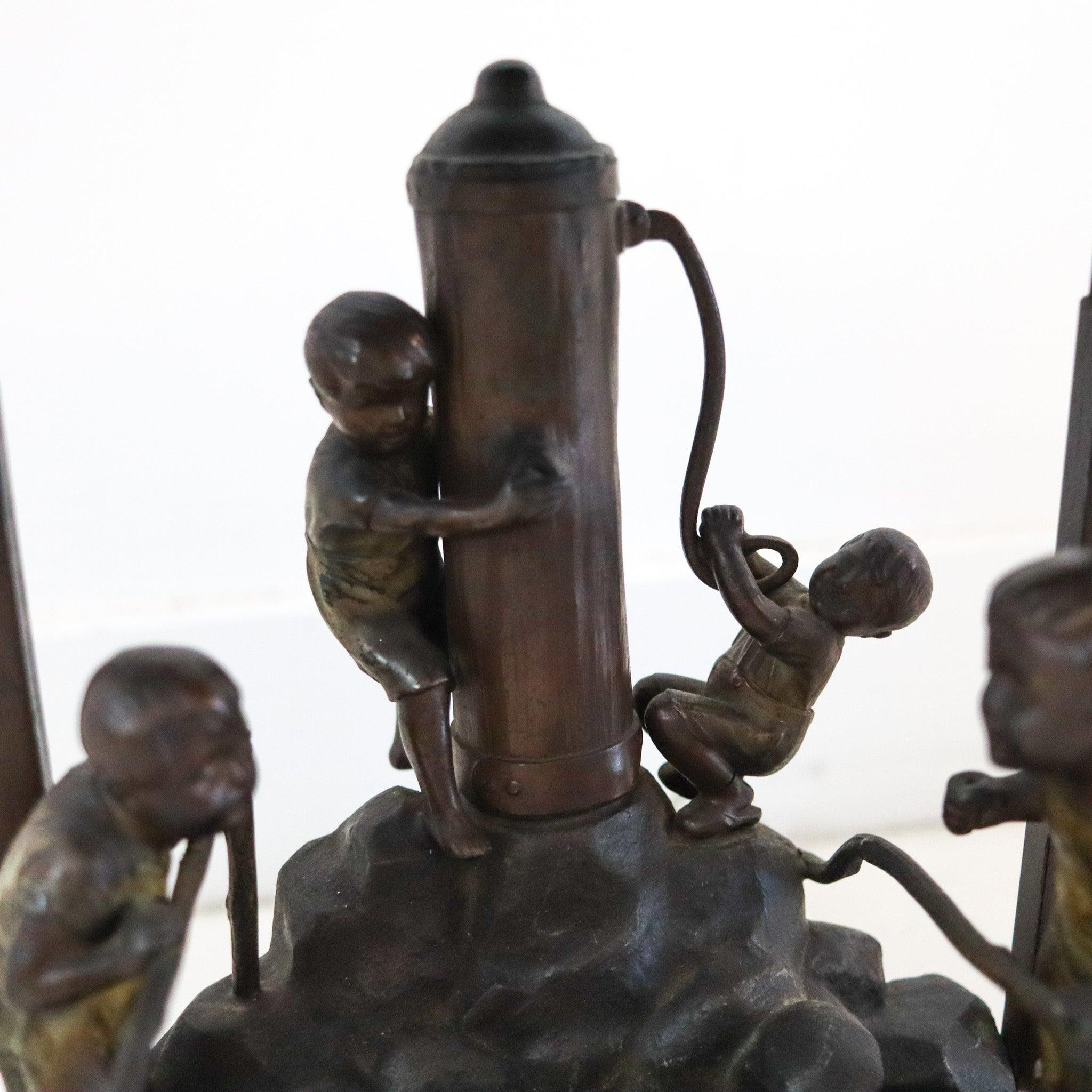 Allemand Lampe de bureau osWALD SCHIMMELPFENNIG 1890 avec des enfants dans une pompe à eau en vente