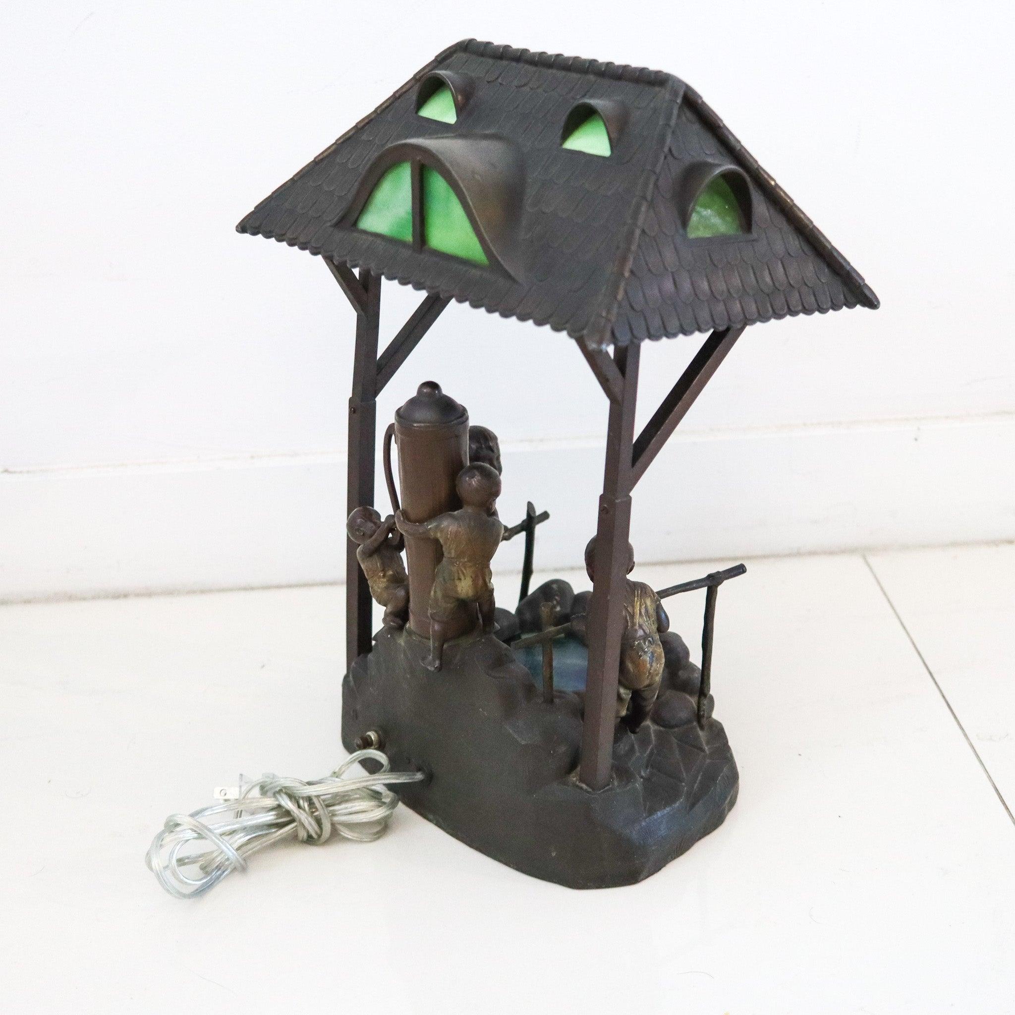 Doré Lampe de bureau osWALD SCHIMMELPFENNIG 1890 avec des enfants dans une pompe à eau en vente