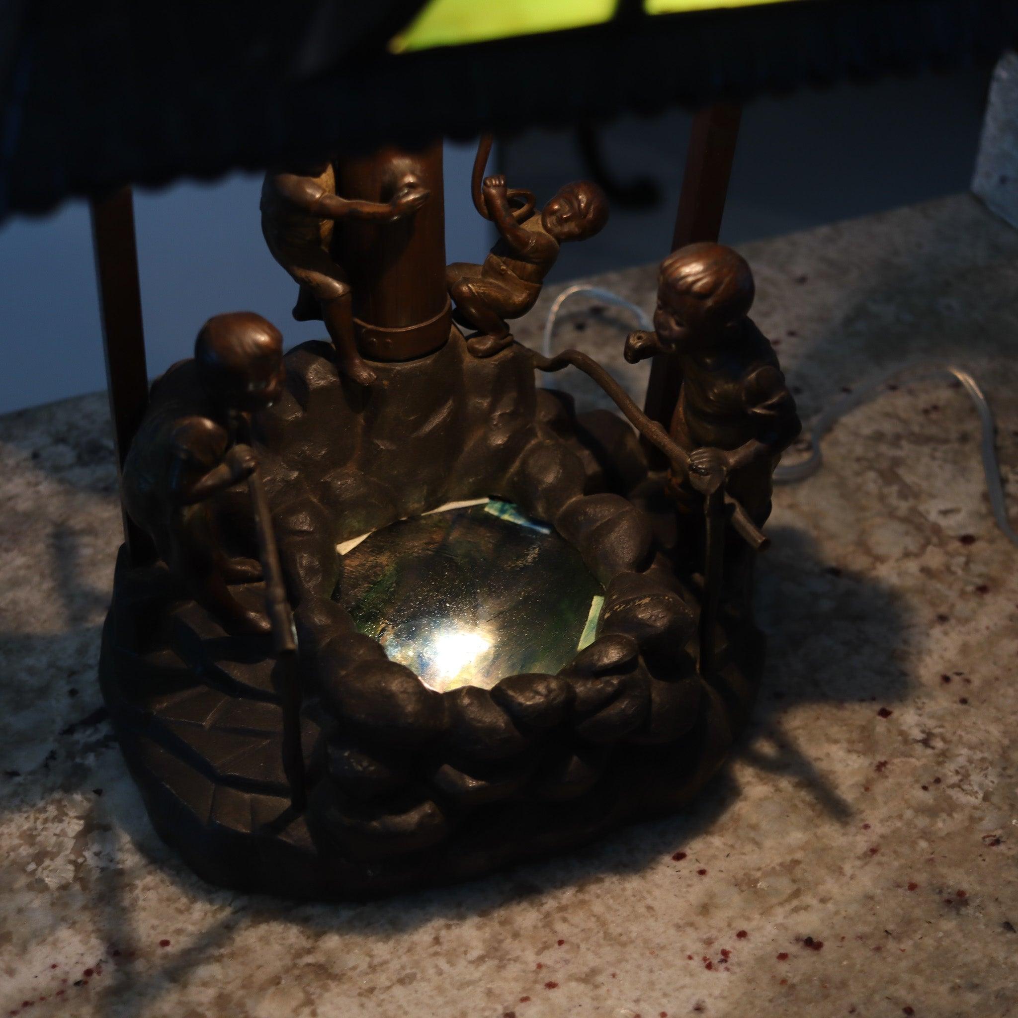 Bronze Lampe de bureau osWALD SCHIMMELPFENNIG 1890 avec des enfants dans une pompe à eau en vente