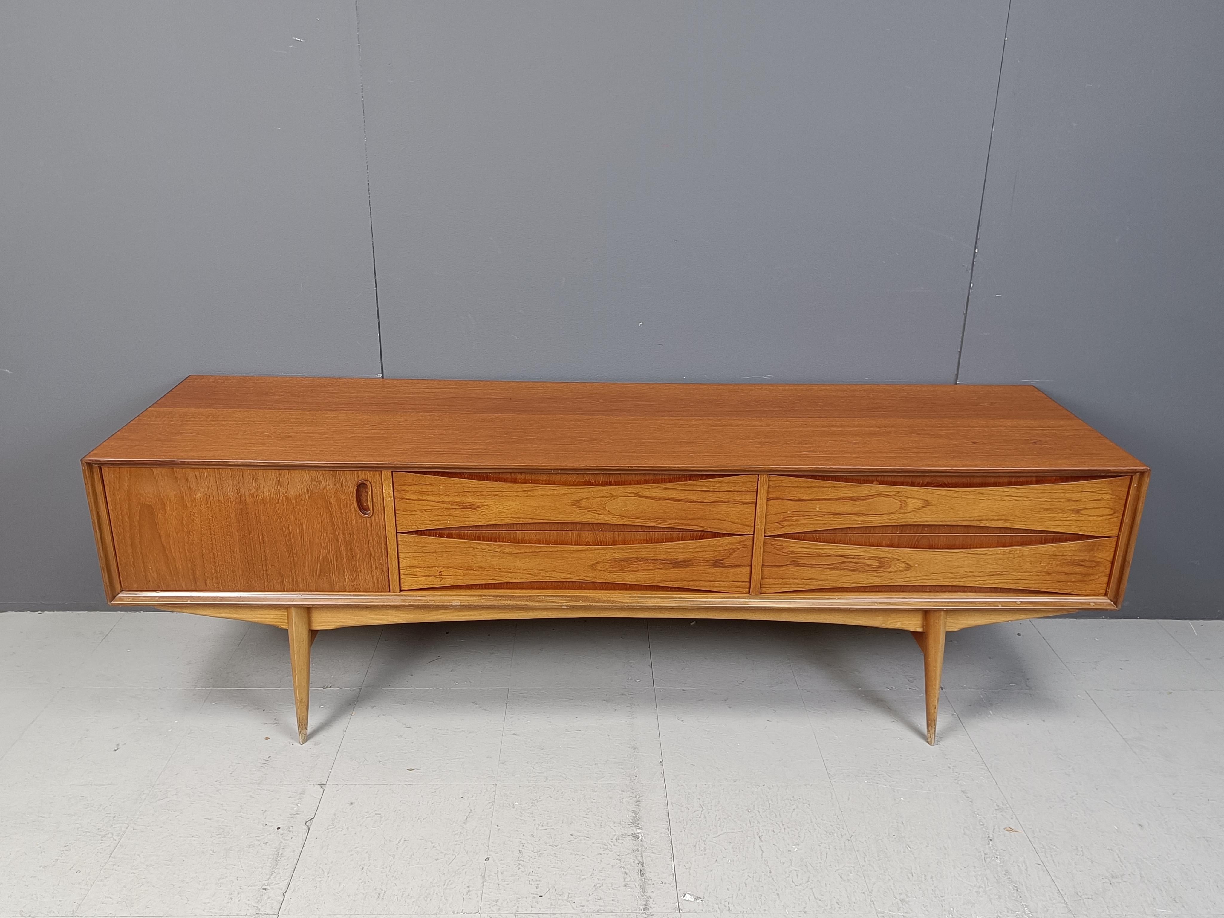 Oswald Vermaercke Paola teak lowboard V-Form Belgium 1959 In Good Condition In Leuven, Vlaams Gewest