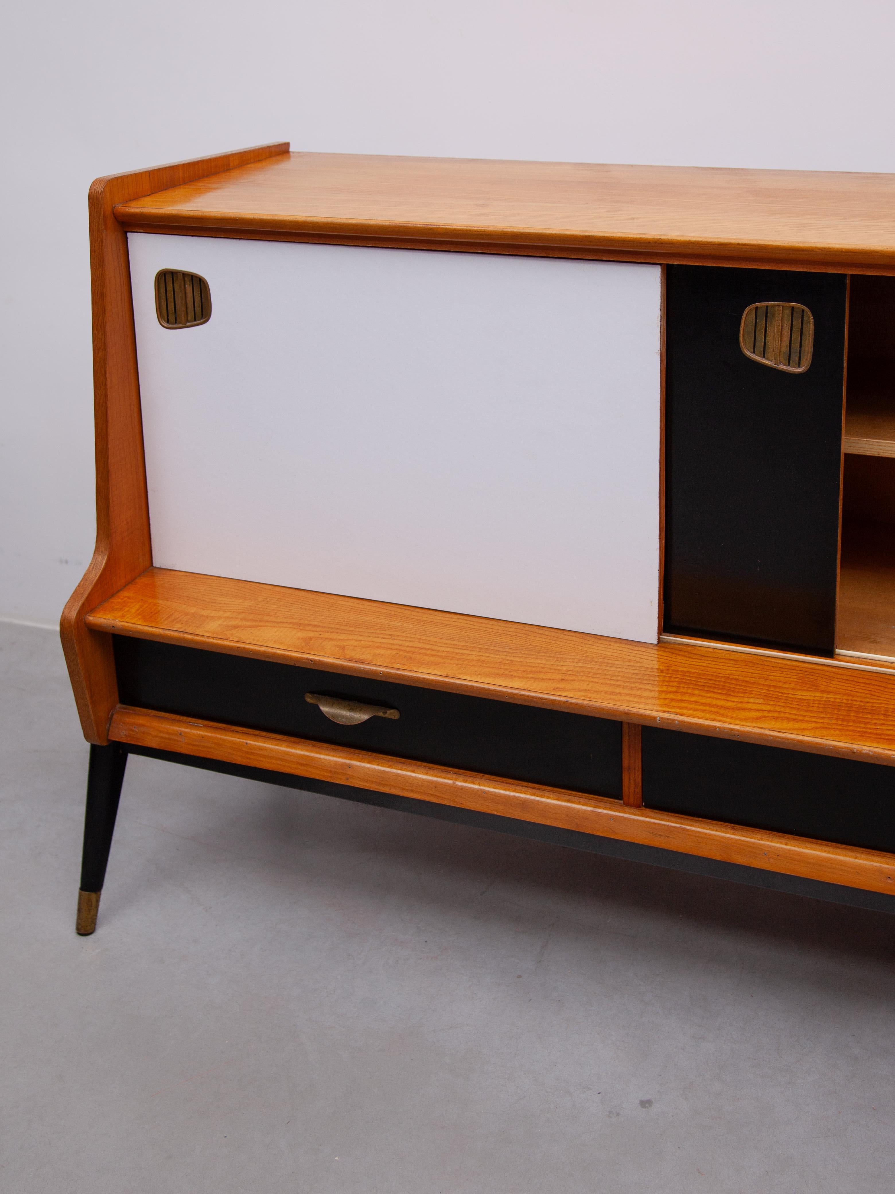 Credenza Oswald Vermaercke con ante scorrevoli bianche e nere, anni '50 per V Form. in vendita 2