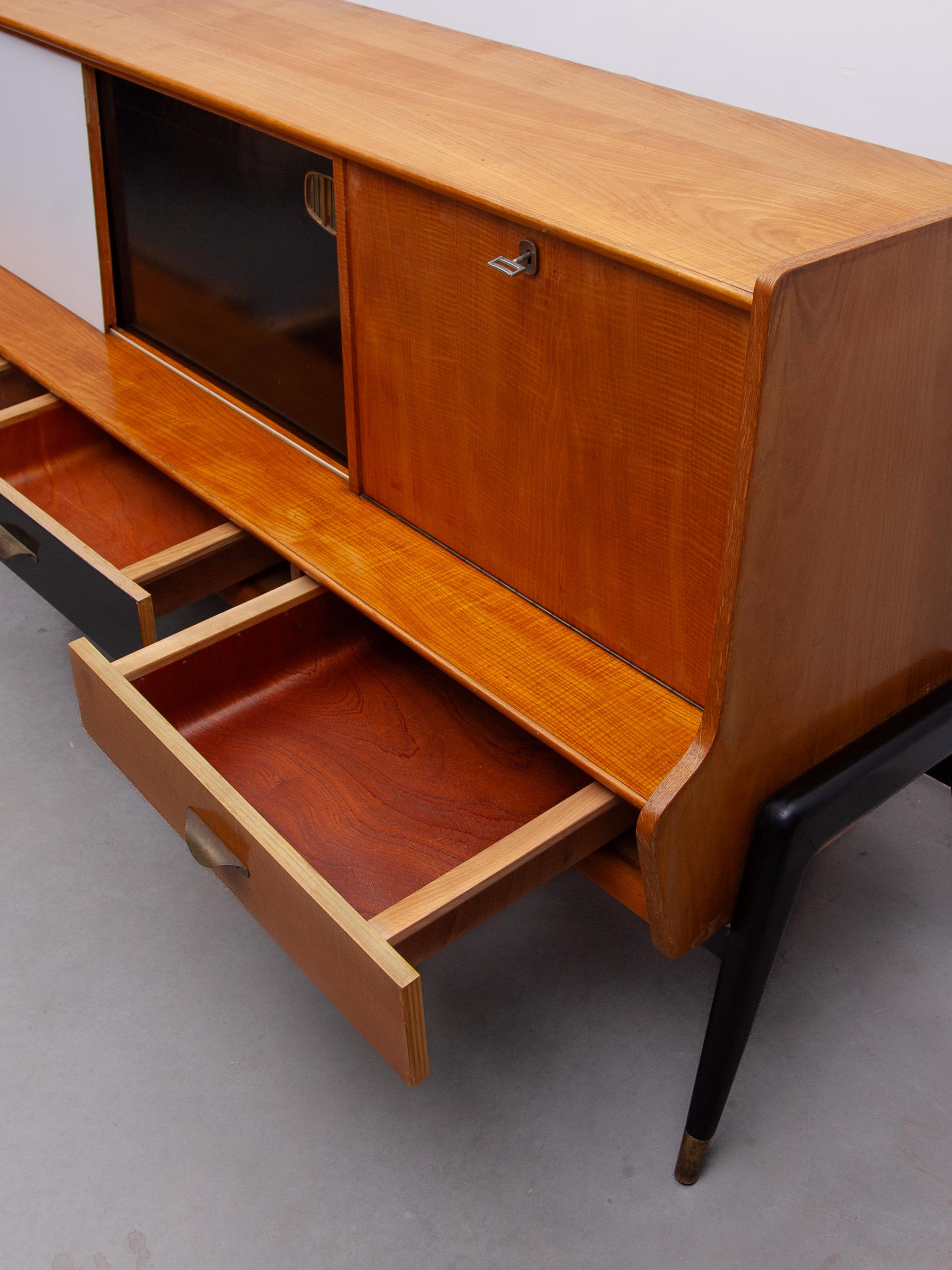 Credenza Oswald Vermaercke con ante scorrevoli bianche e nere, anni '50 per V Form. in vendita 3